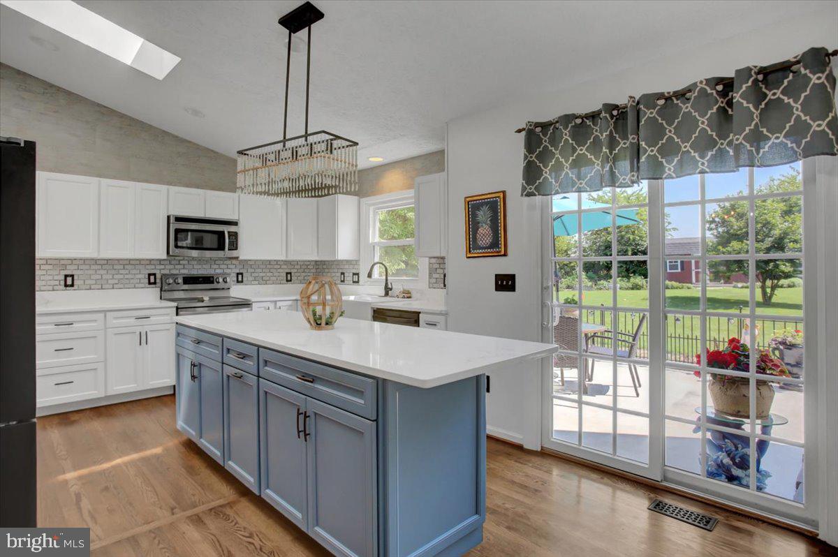 1163 KINGS COURT