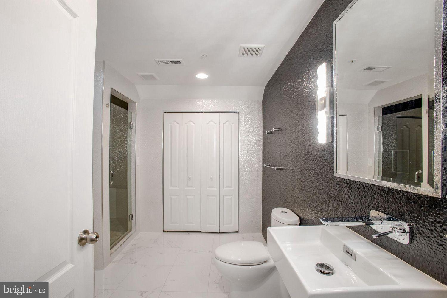 LAYHILL OVERLOOK - Residential Lease