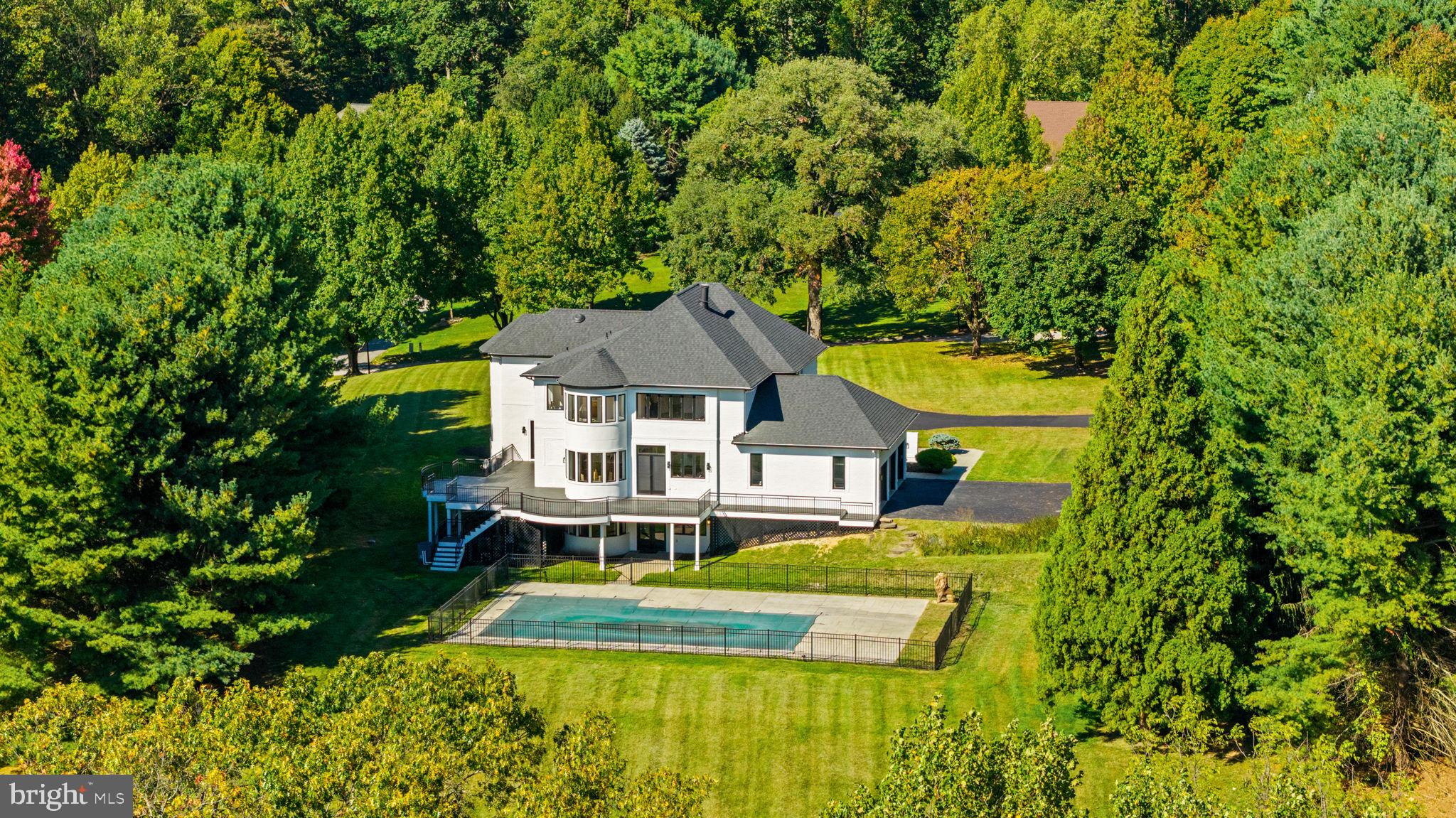 3 FOXCREEK COURT