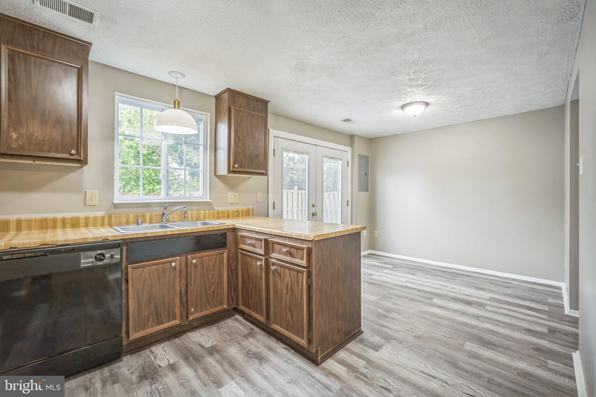 ROLLINGWOOD VILLAGE - Residential Lease