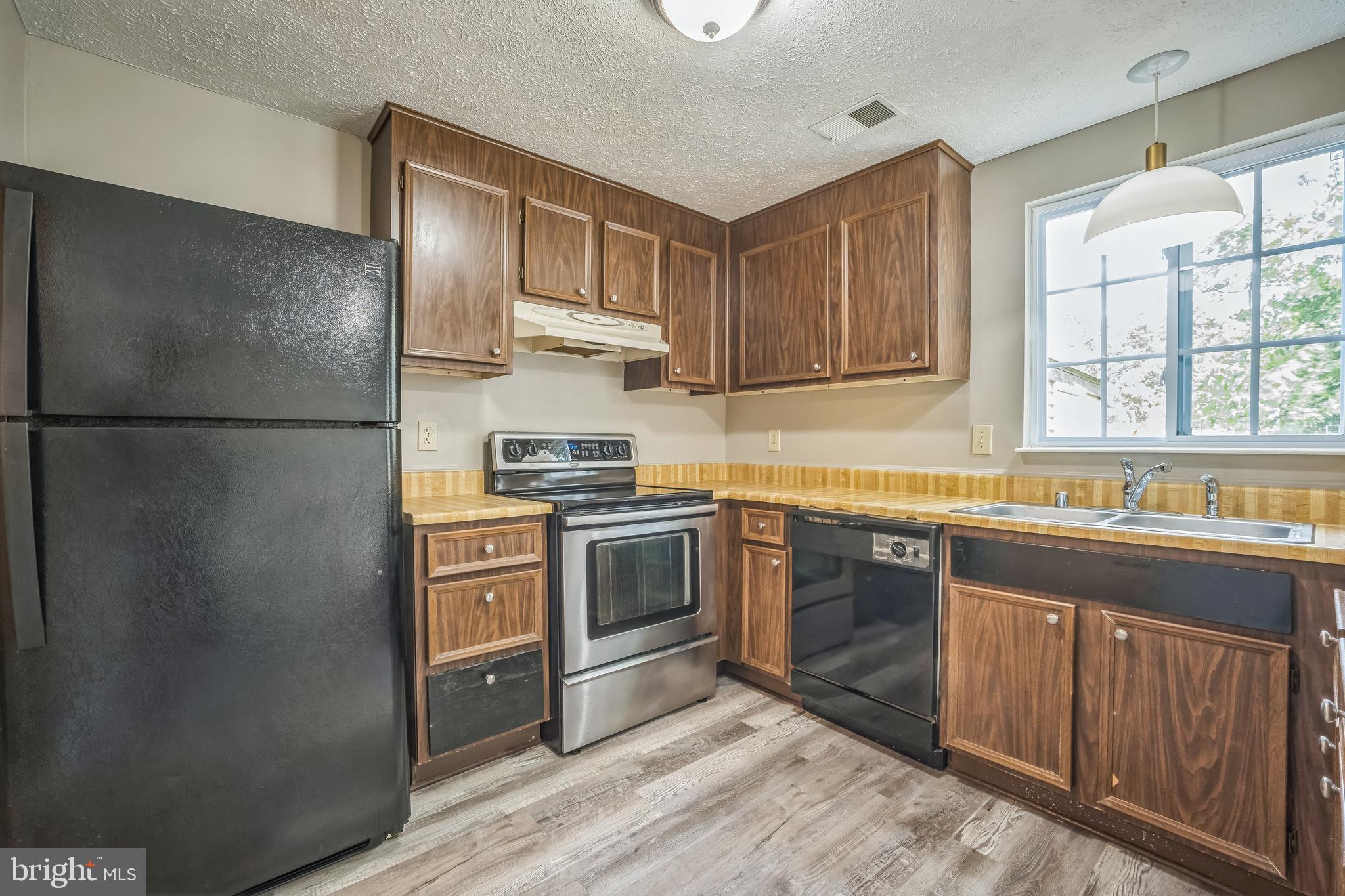 ROLLINGWOOD VILLAGE - Residential Lease