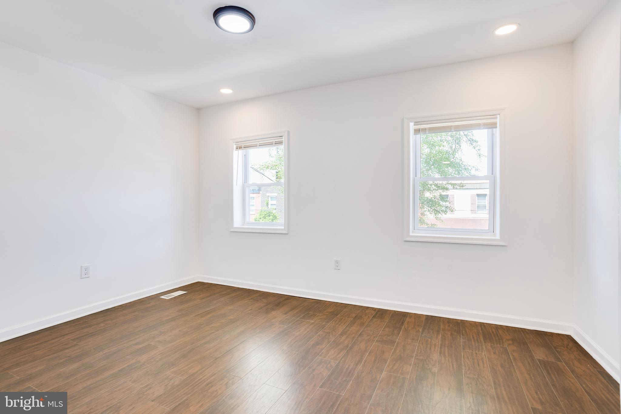 EAST KENSINGTON - Residential