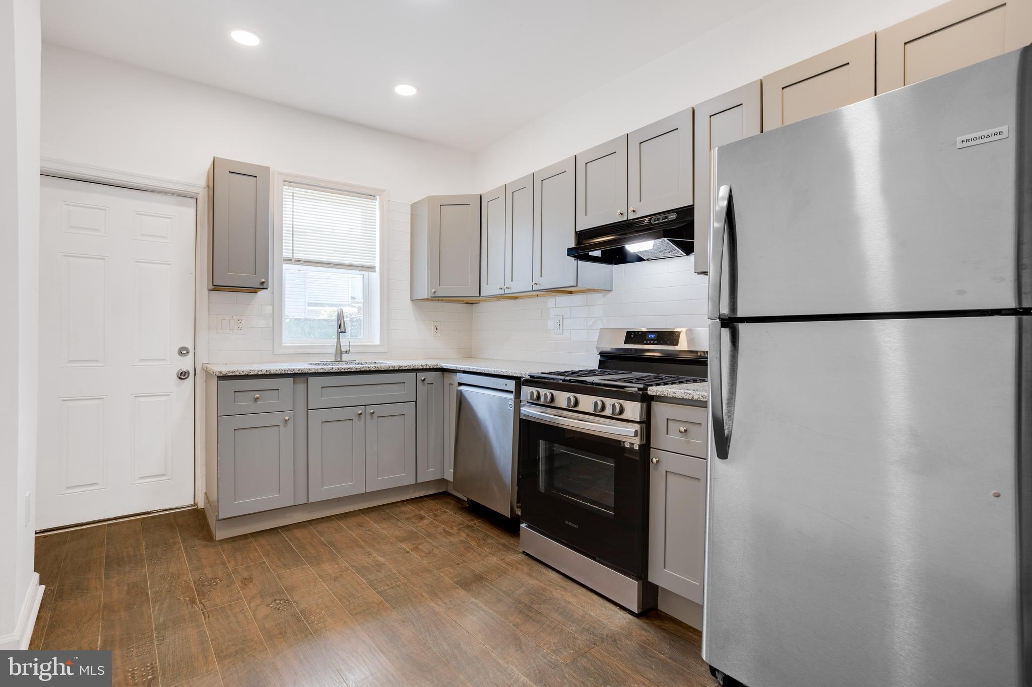 EAST KENSINGTON - Residential