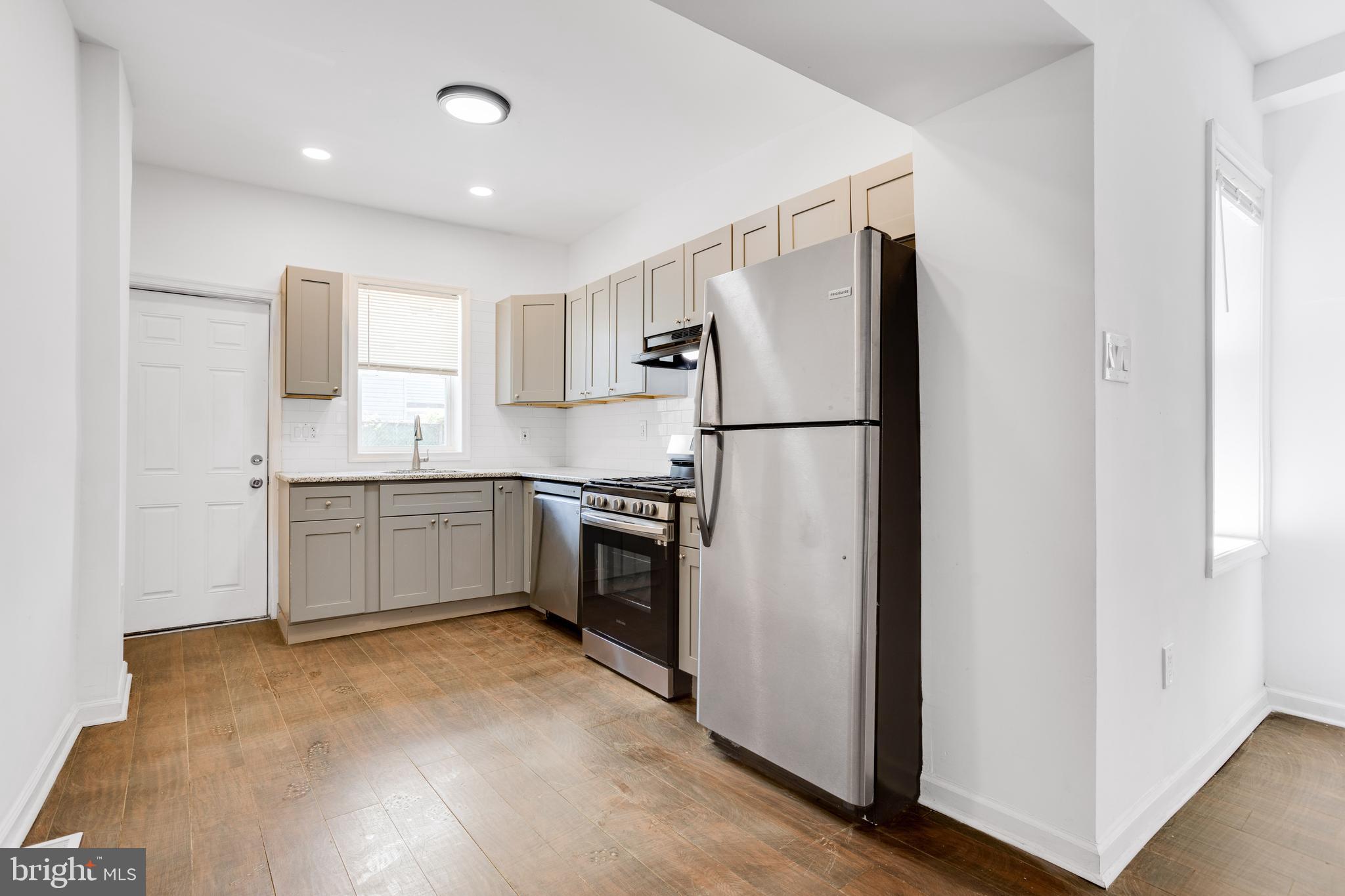 EAST KENSINGTON - Residential