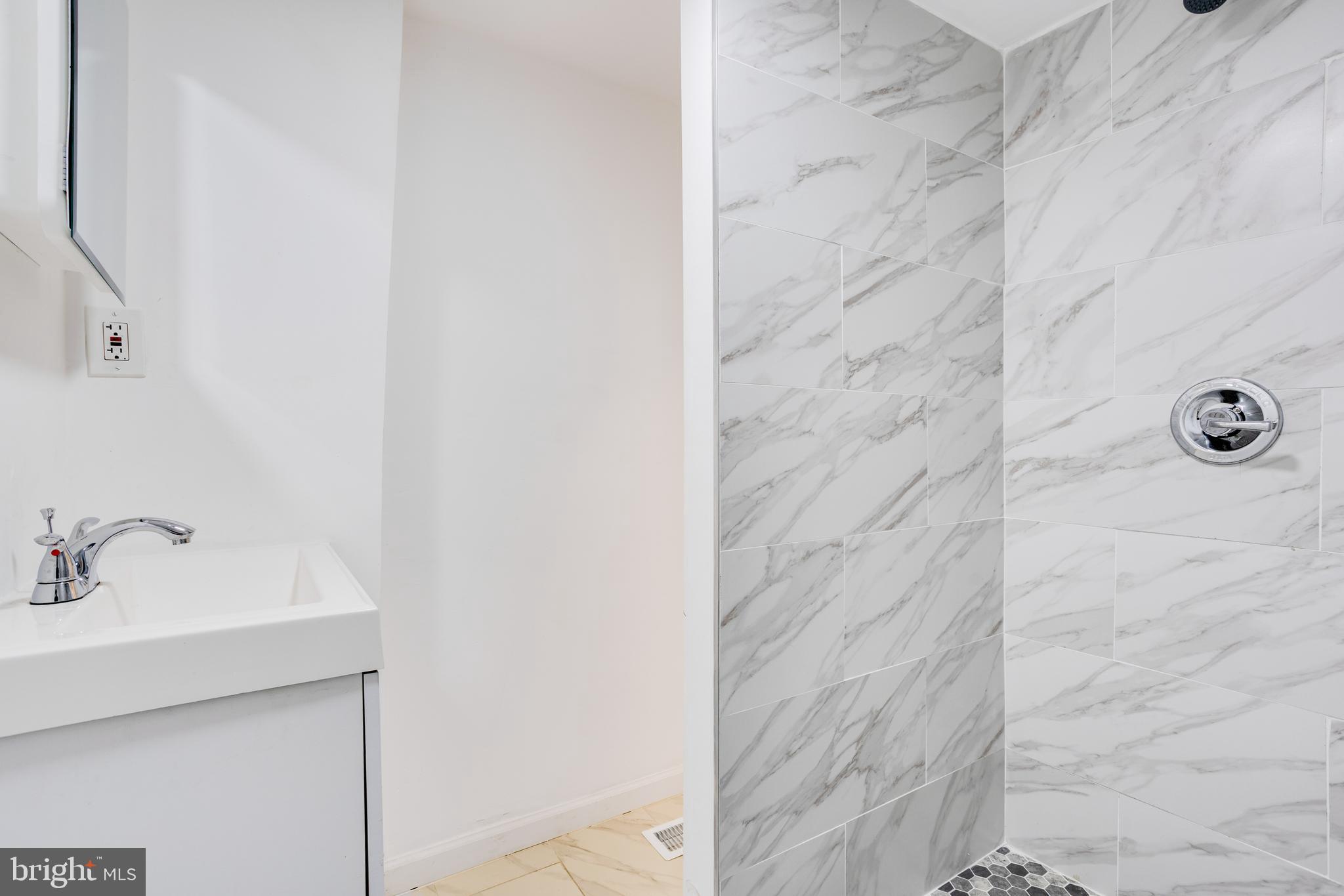 EAST KENSINGTON - Residential