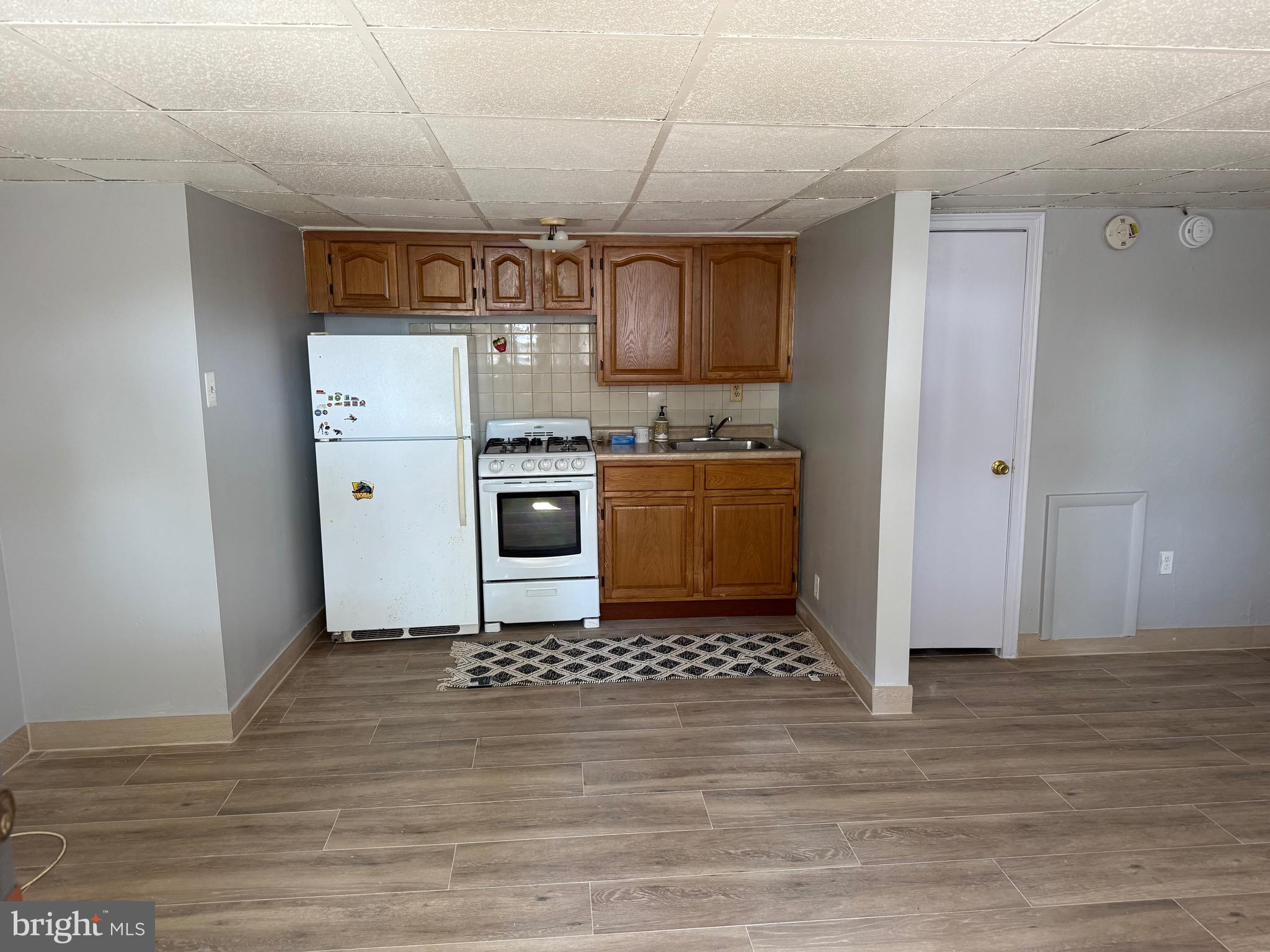 CASTOR GARDENS - Residential Lease