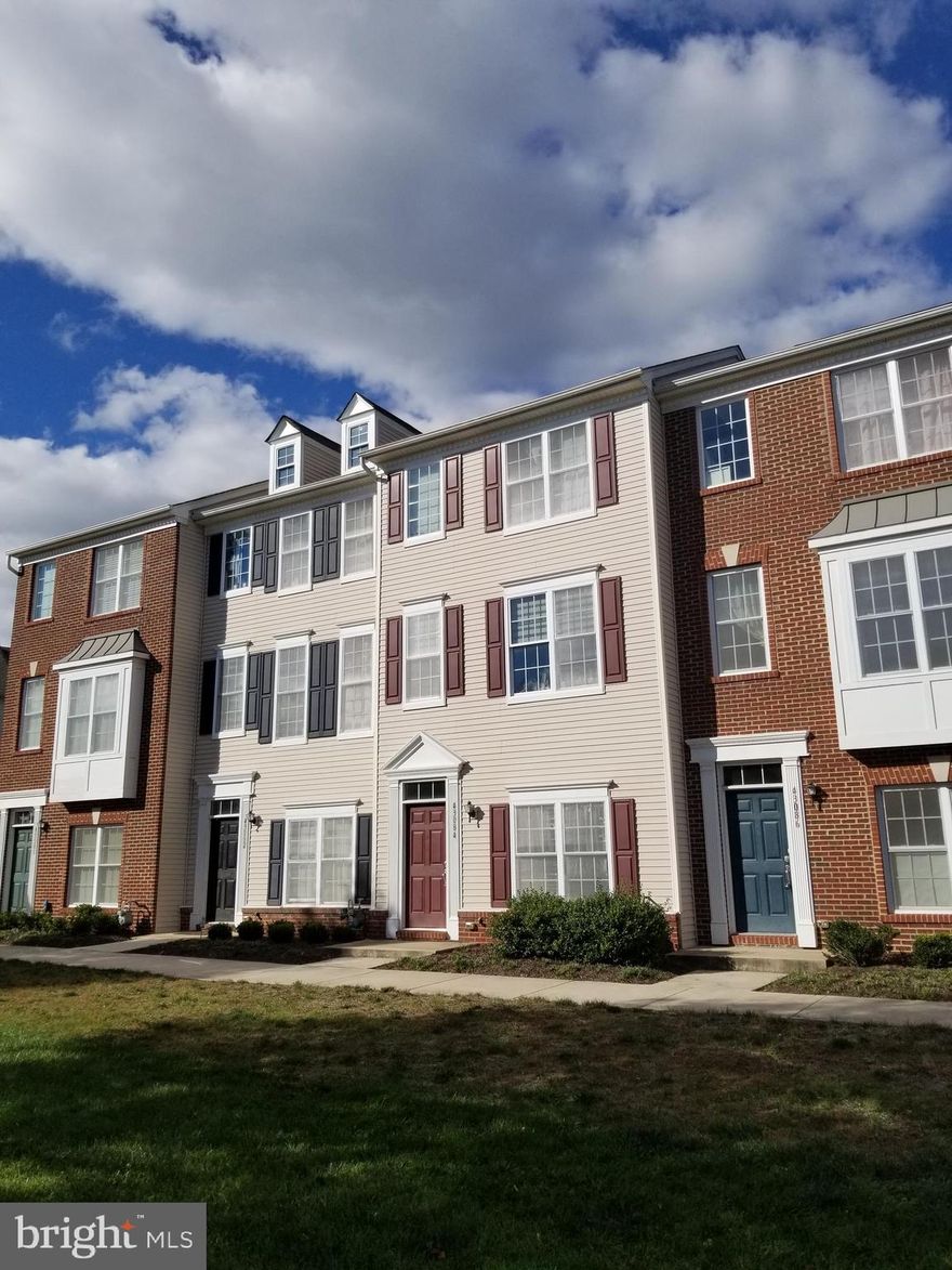 Great Townhome in South Riding Town Center with 3 spacious bedrooms and 3.5 Baths. Each bedroom has its own full private bath.  Kitchen features include stainless steel appliances, granite countertops, wooden floors. Enjoy plenty of parking as well as a 2 car garage. Walking distance to shops and restaurants. Easy access to Rt.50, Rt.28. and Loudoun County Pkwy.