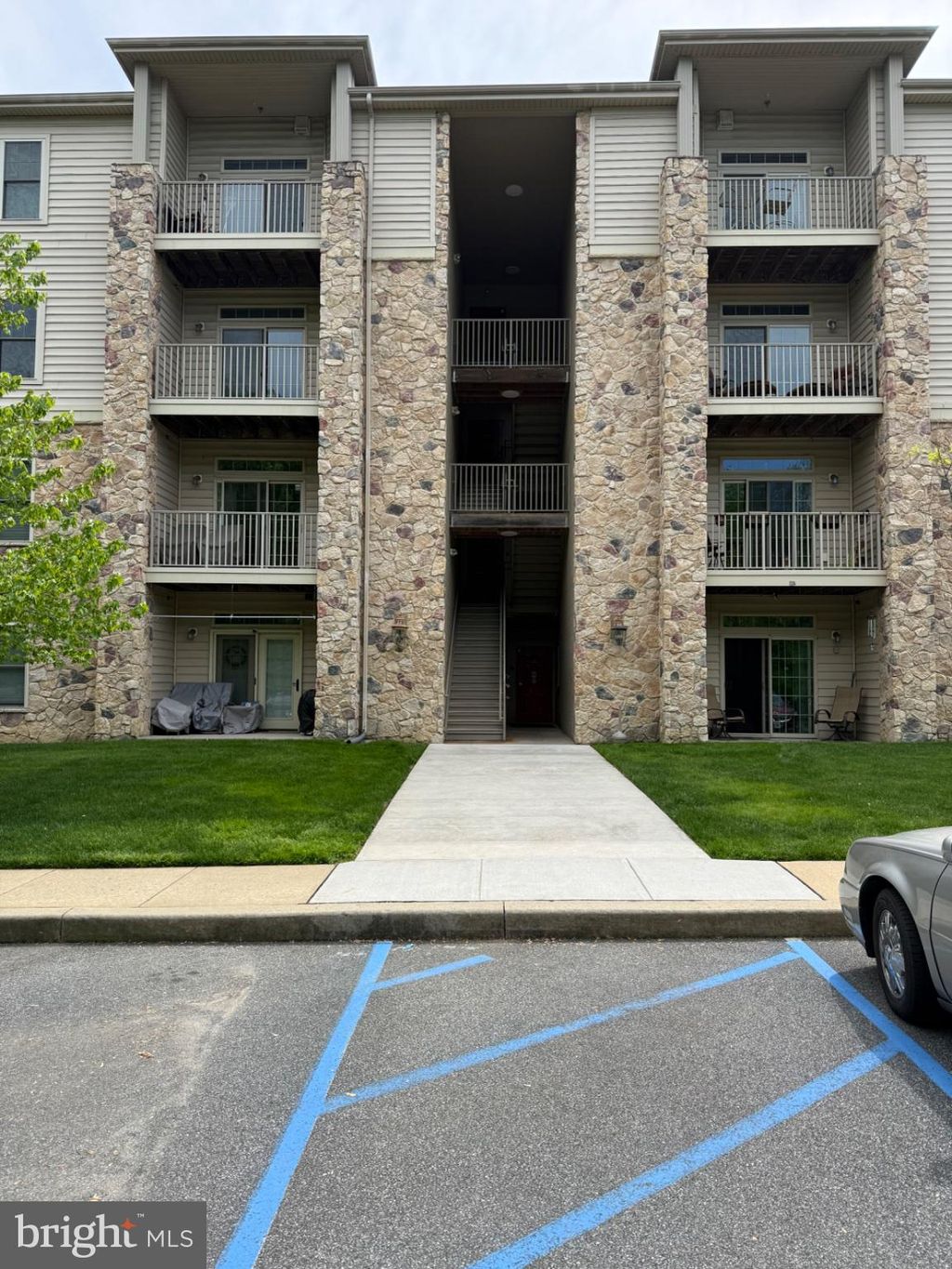 Photo of 1000 Fountainview Circle #1301, NEWARK, DE 19713 (MLS # DENC2102072)