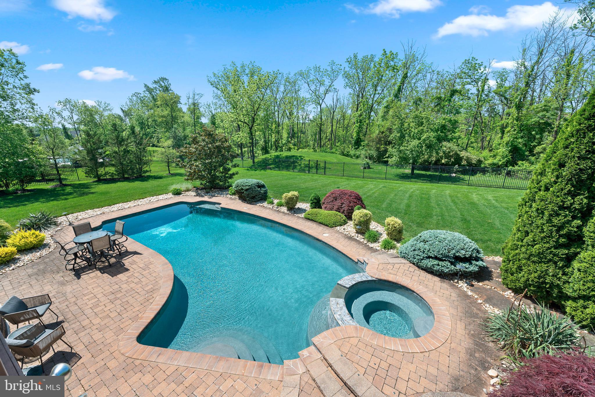 HILLTOWN - Residential