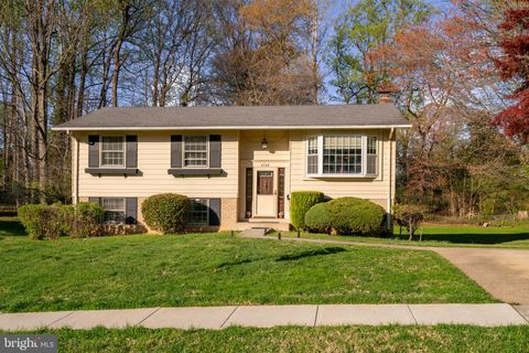 Photo of 4709 Iris Place, ROCKVILLE, MD 20853 (MLS # MDMC2222192)