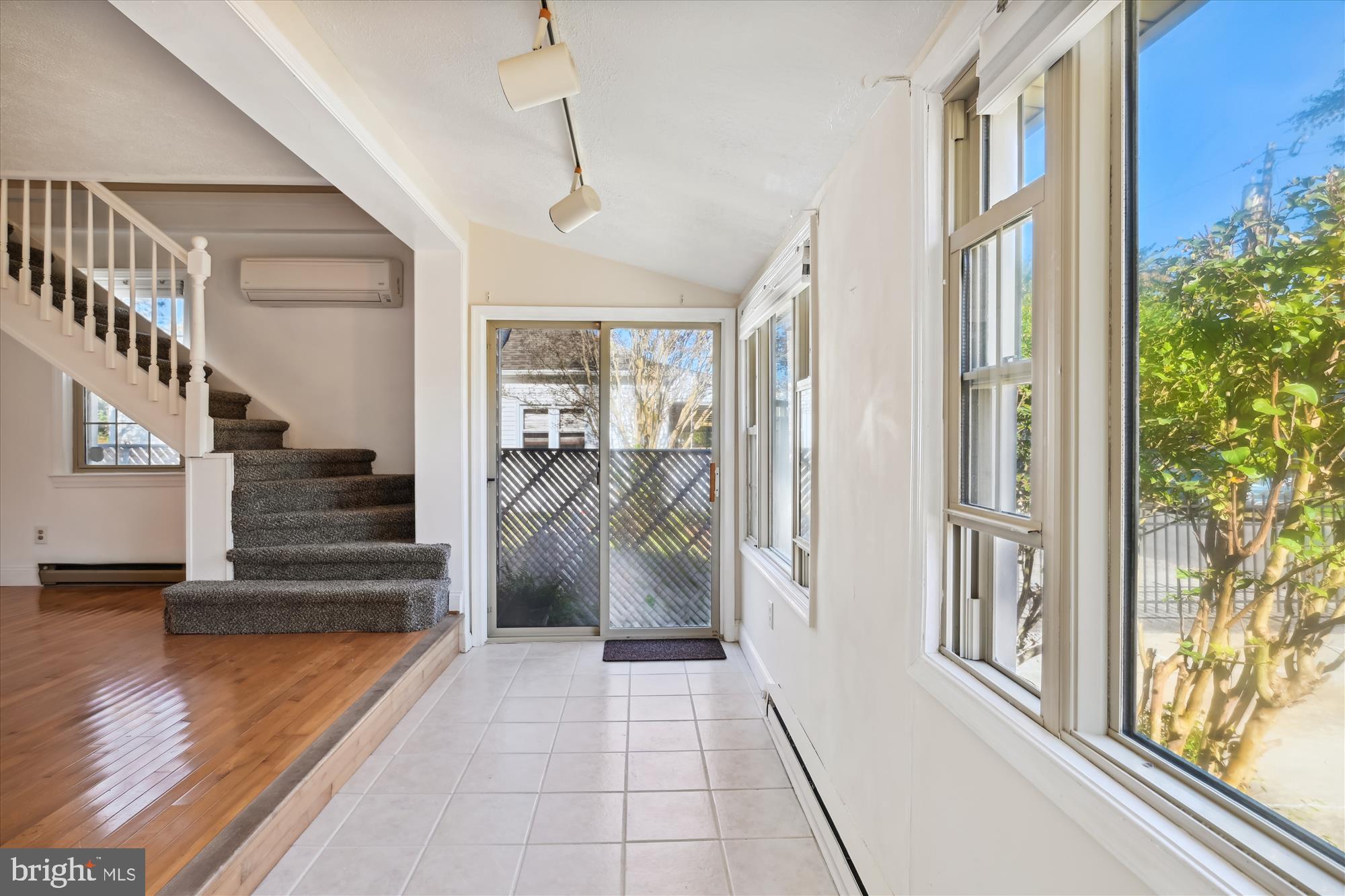 WOODLAND BEACH - Residential