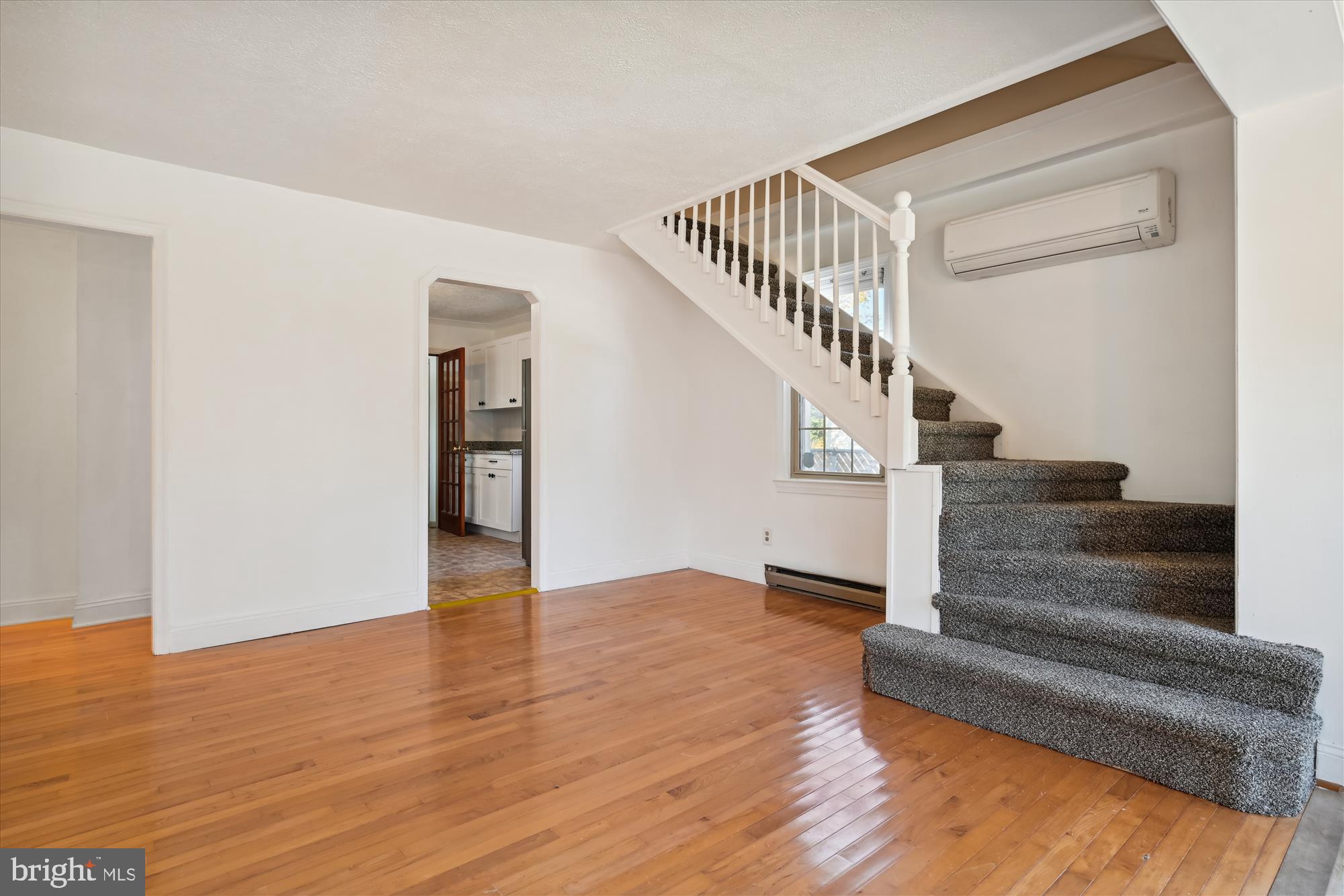 WOODLAND BEACH - Residential