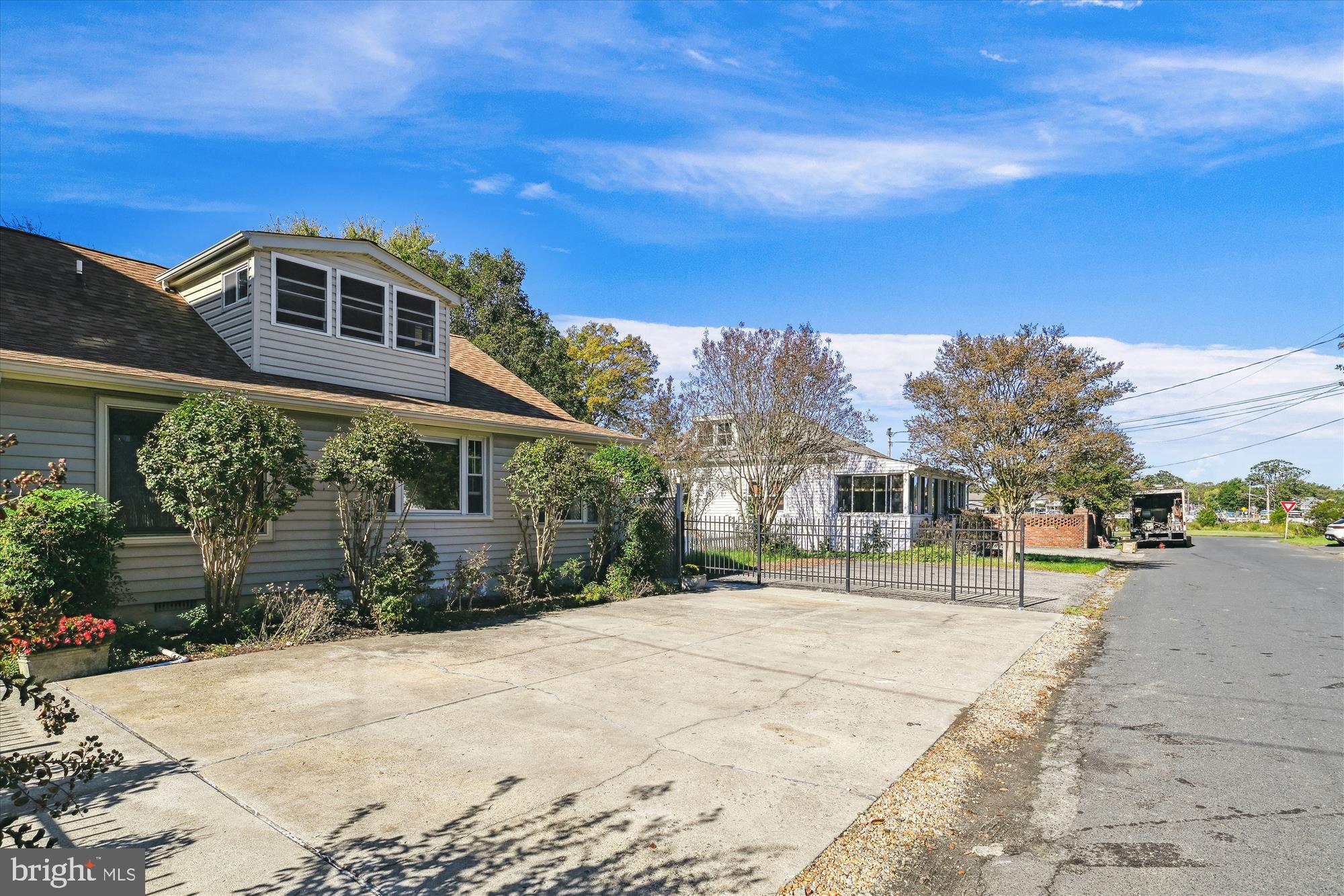 WOODLAND BEACH - Residential