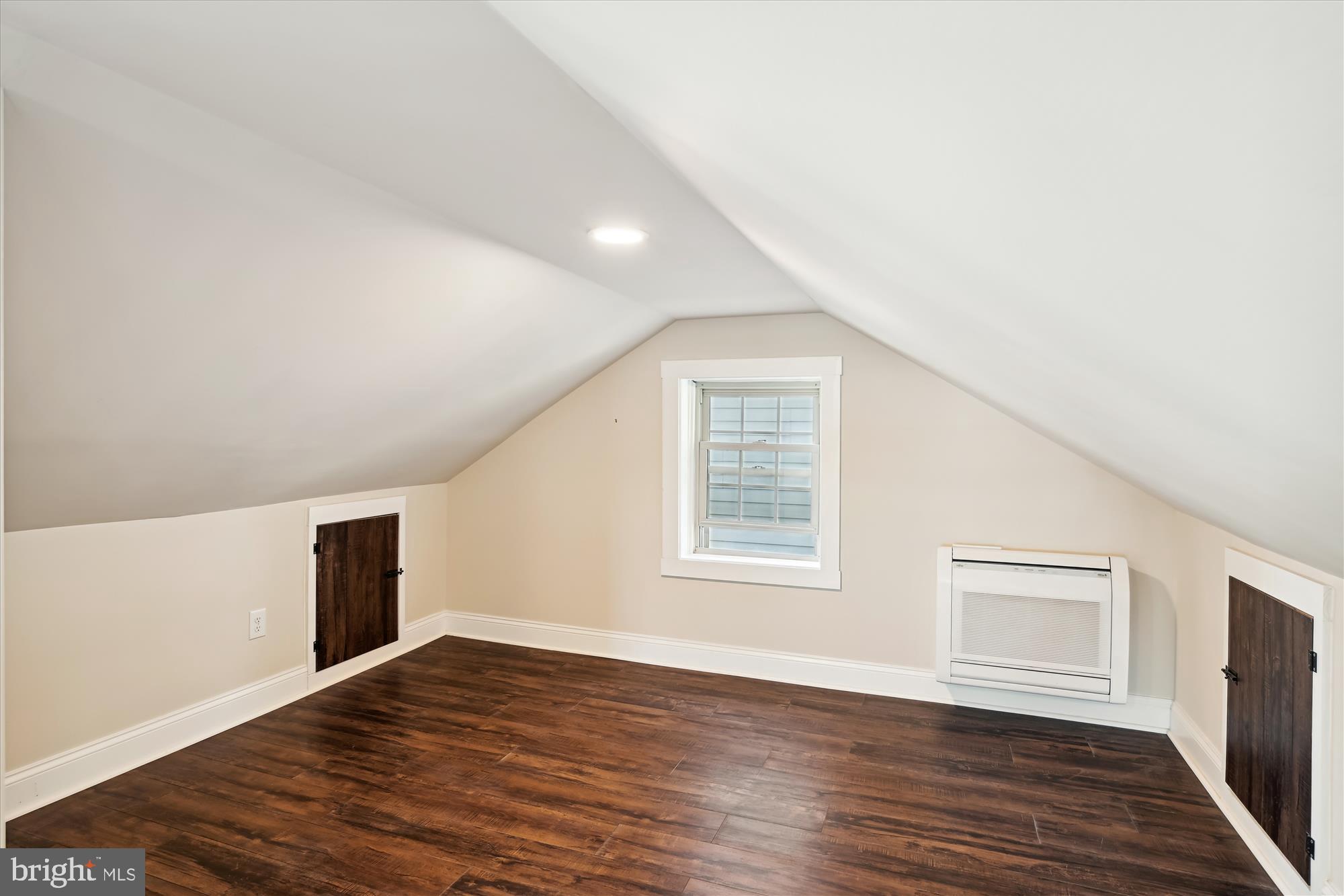 WOODLAND BEACH - Residential