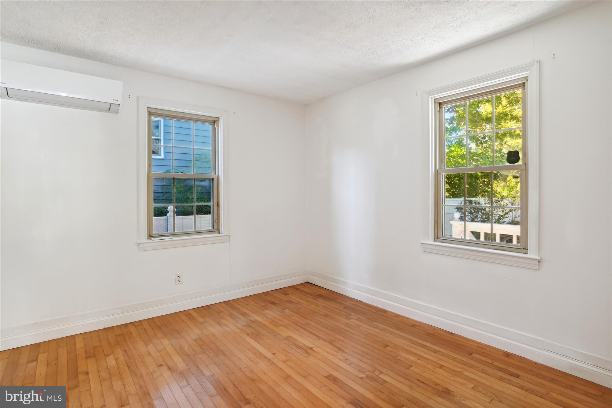 WOODLAND BEACH - Residential