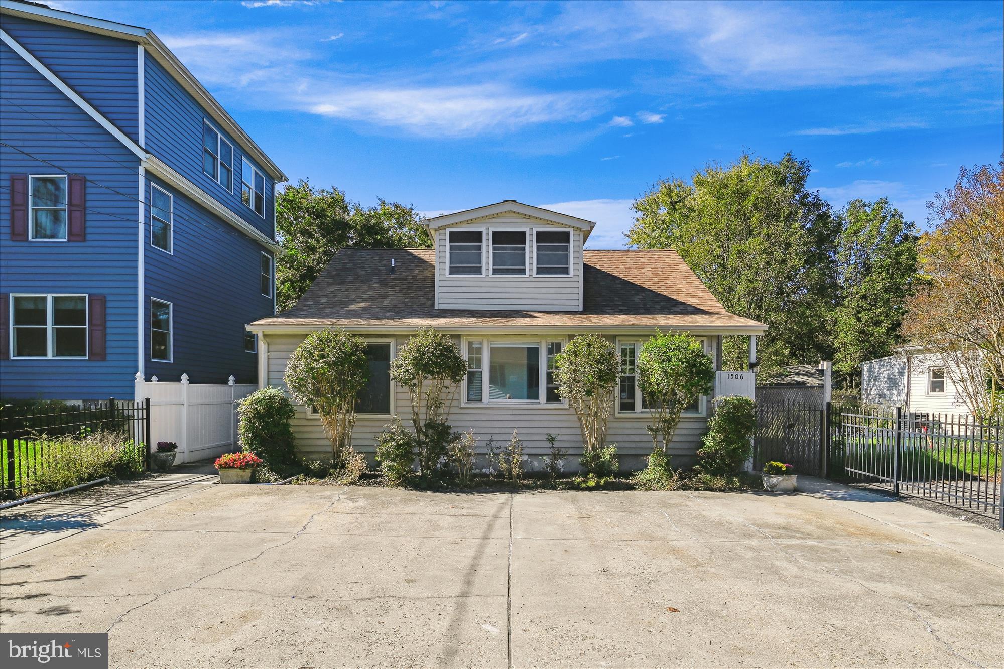 WOODLAND BEACH - Residential