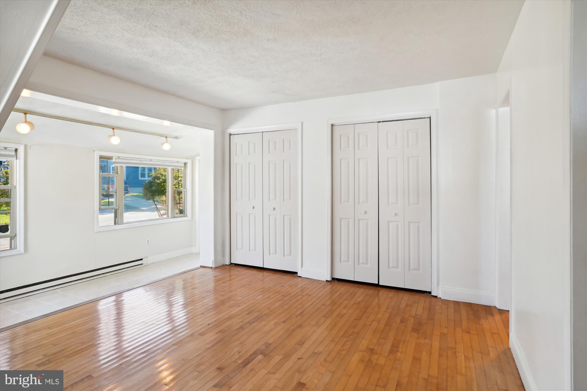 WOODLAND BEACH - Residential