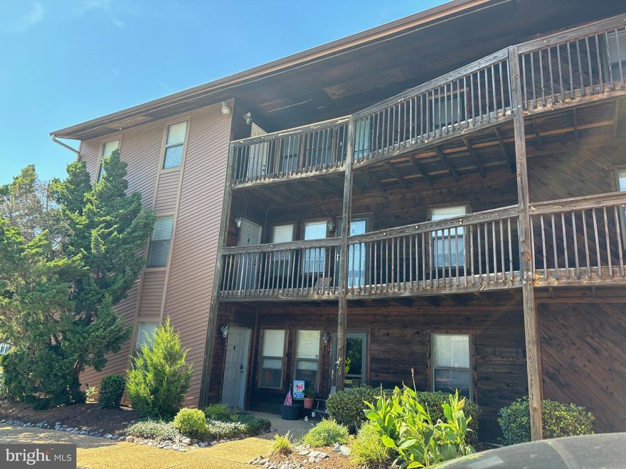 Nicely rehabbed end-unit. Very comfortable. Move-in ready. Use parking space #77.