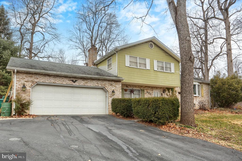 Photo of 302 Robin Hood Road, DILLSBURG, PA 17019 (MLS # PAYK2095984)