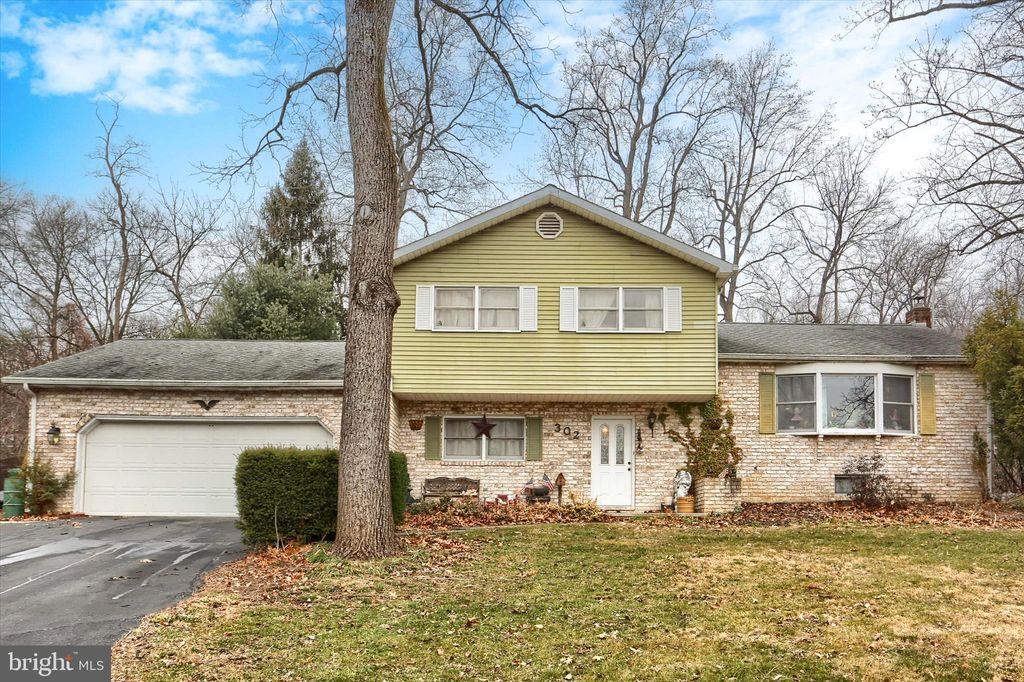 Photo of 302 Robin Hood Road, DILLSBURG, PA 17019 (MLS # PAYK2095984)
