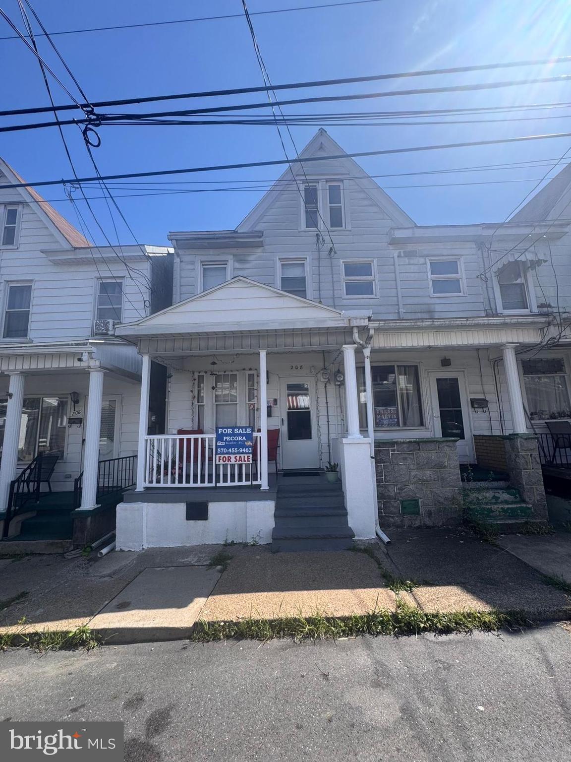 AFFORDABLE, SPACIOUS HALF DOUBLE WITH MODERN KITCHEN, FORMAL DINING ROOM, 3 BEDROOMS AND BATH-- READY TO MOVE IN!!!!