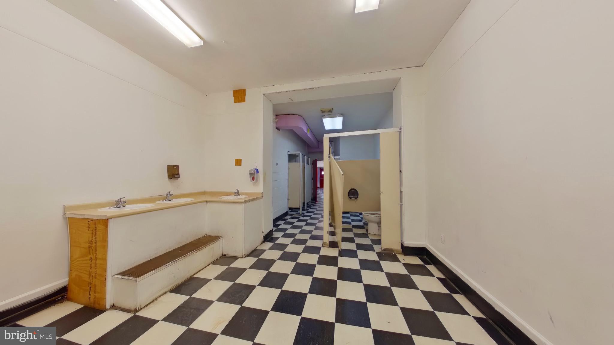 WYNNEFIELD - Commercial Sale