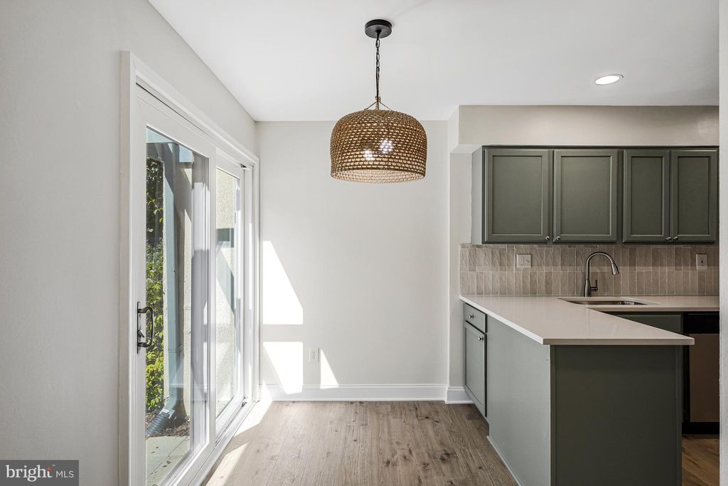 Photo of 12180 Sanibel Court, RESTON, VA 20191 (MLS # VAFX2270344)
