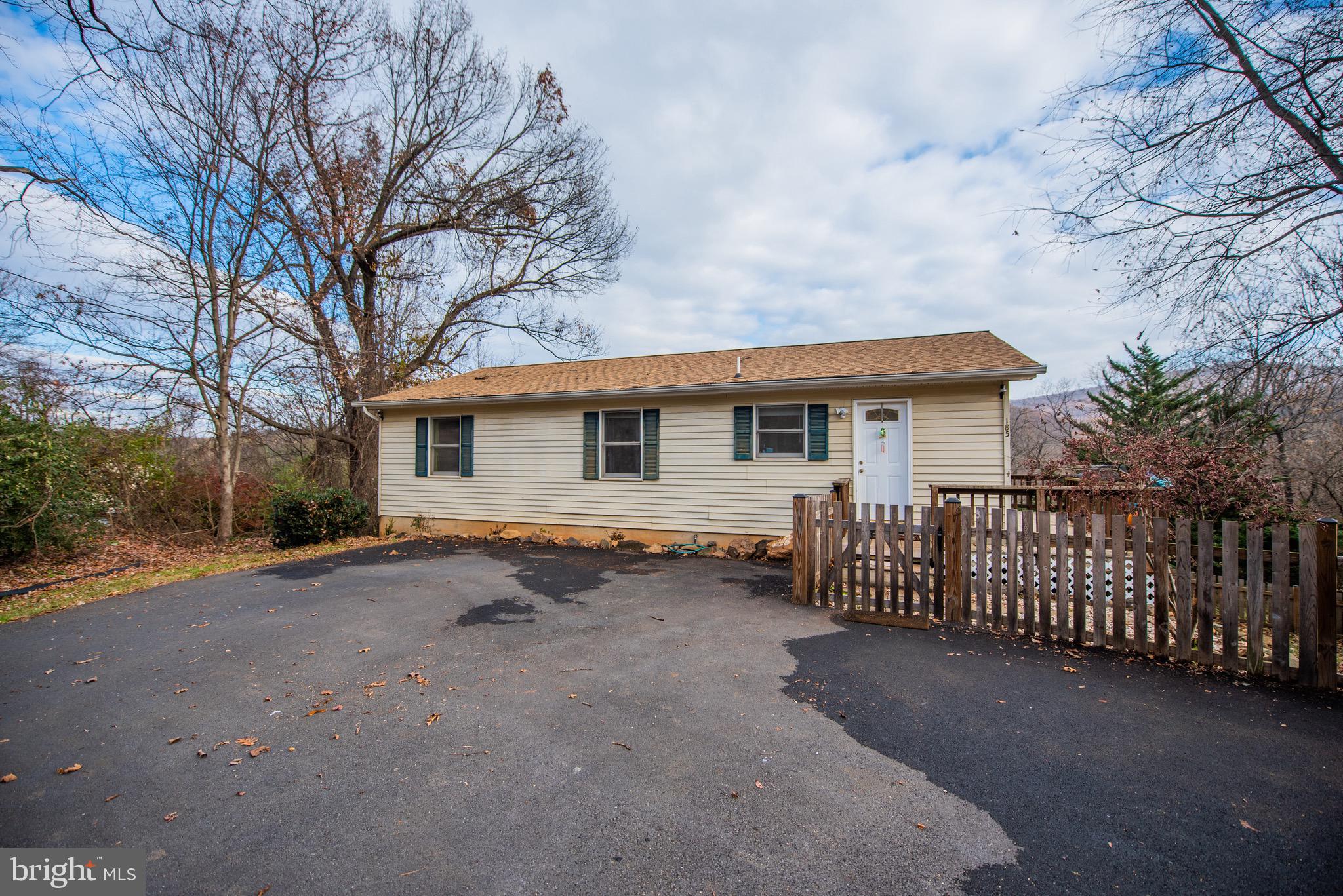 LAKE FRONT ROYAL - Residential