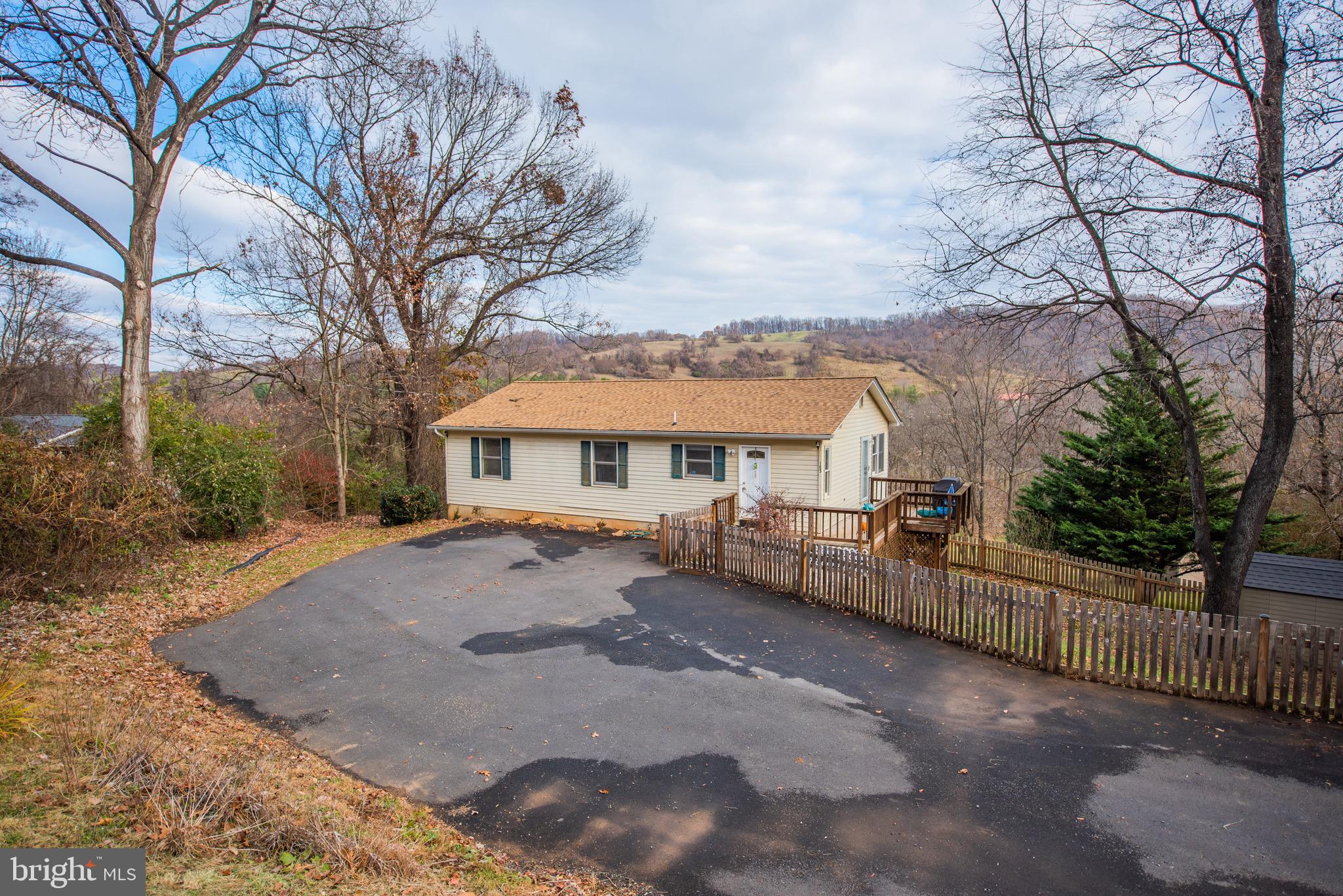 LAKE FRONT ROYAL - Residential