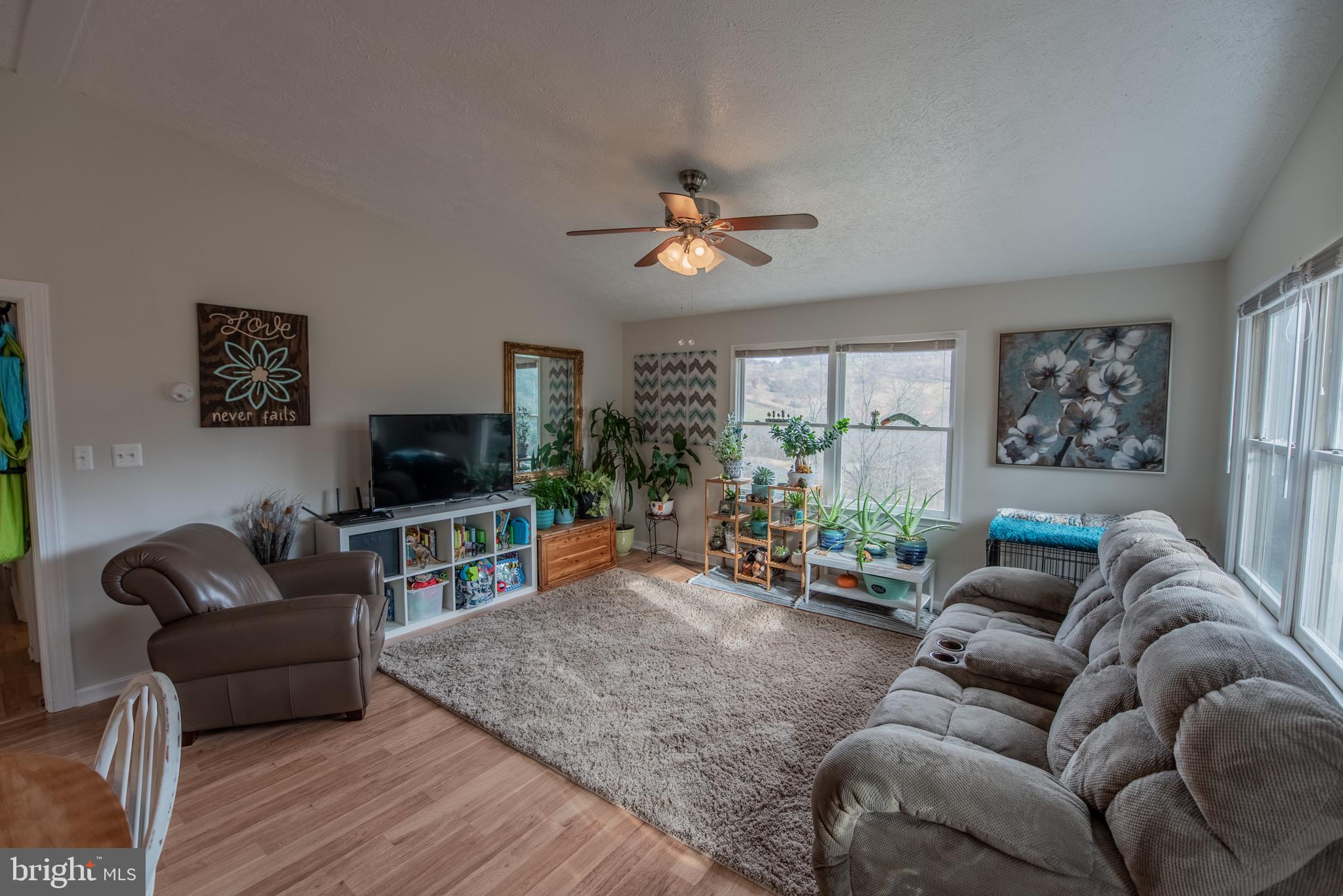 LAKE FRONT ROYAL - Residential