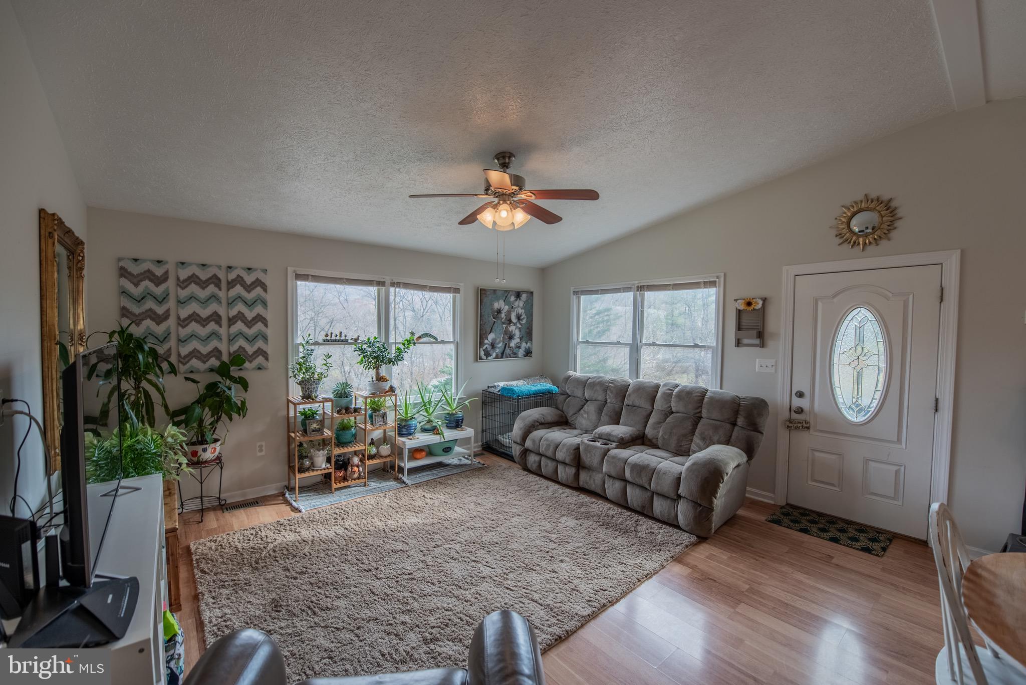 LAKE FRONT ROYAL - Residential