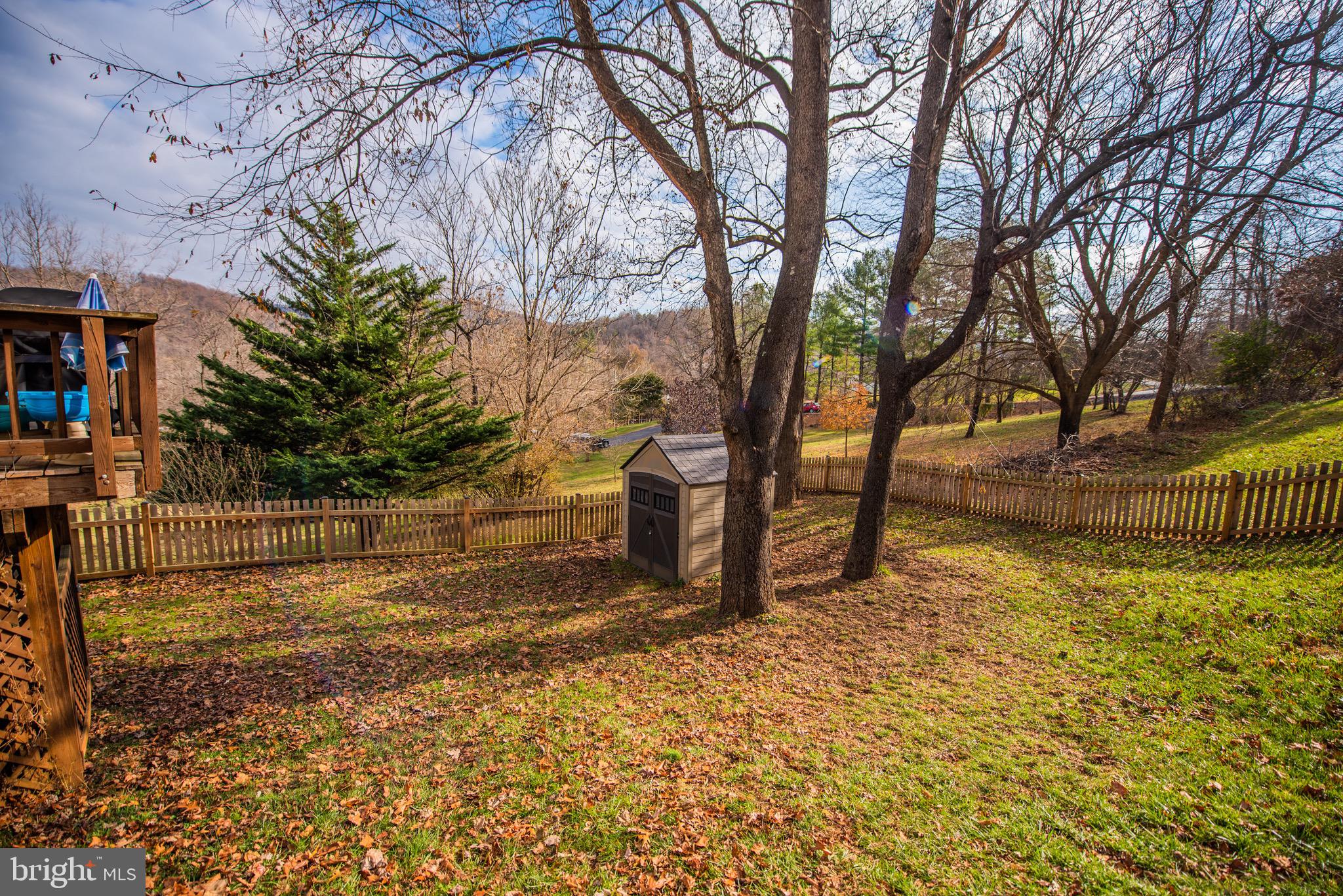 LAKE FRONT ROYAL - Residential