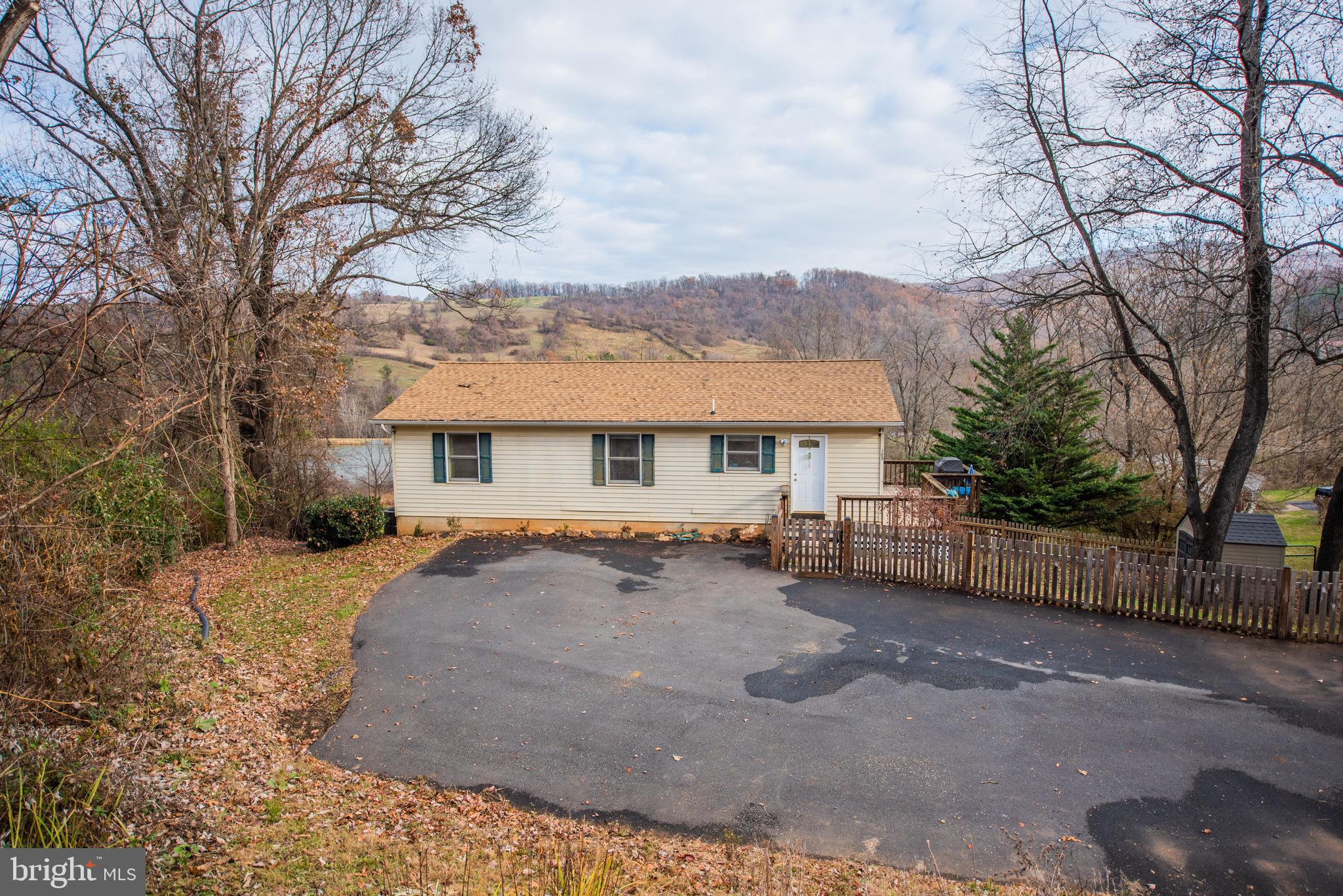 LAKE FRONT ROYAL - Residential