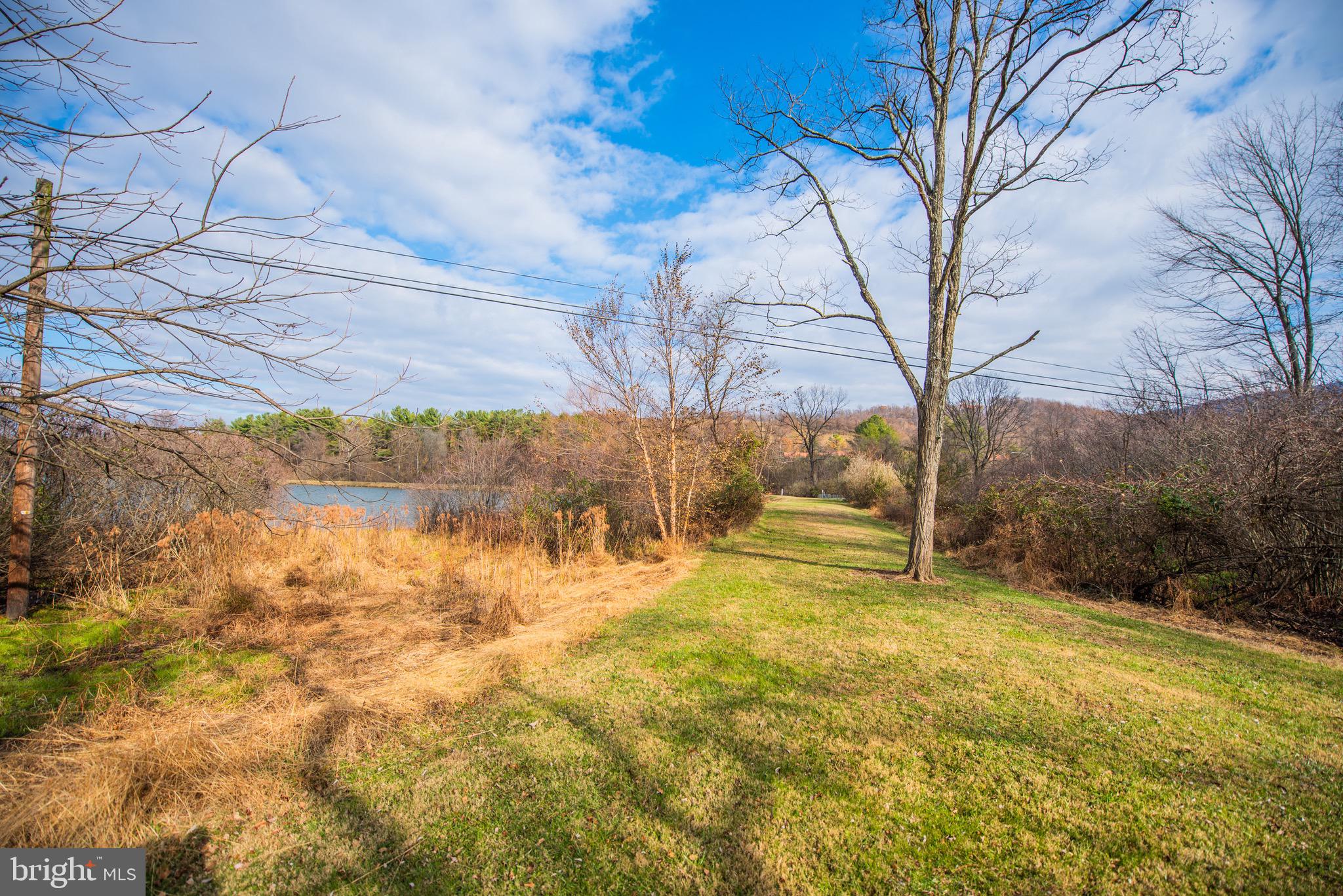 LAKE FRONT ROYAL - Residential