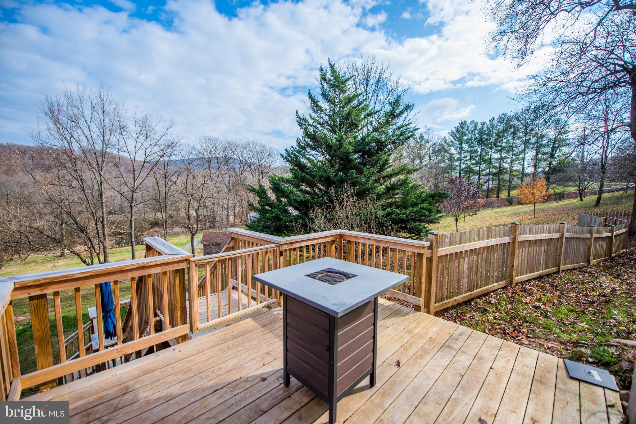 LAKE FRONT ROYAL - Residential