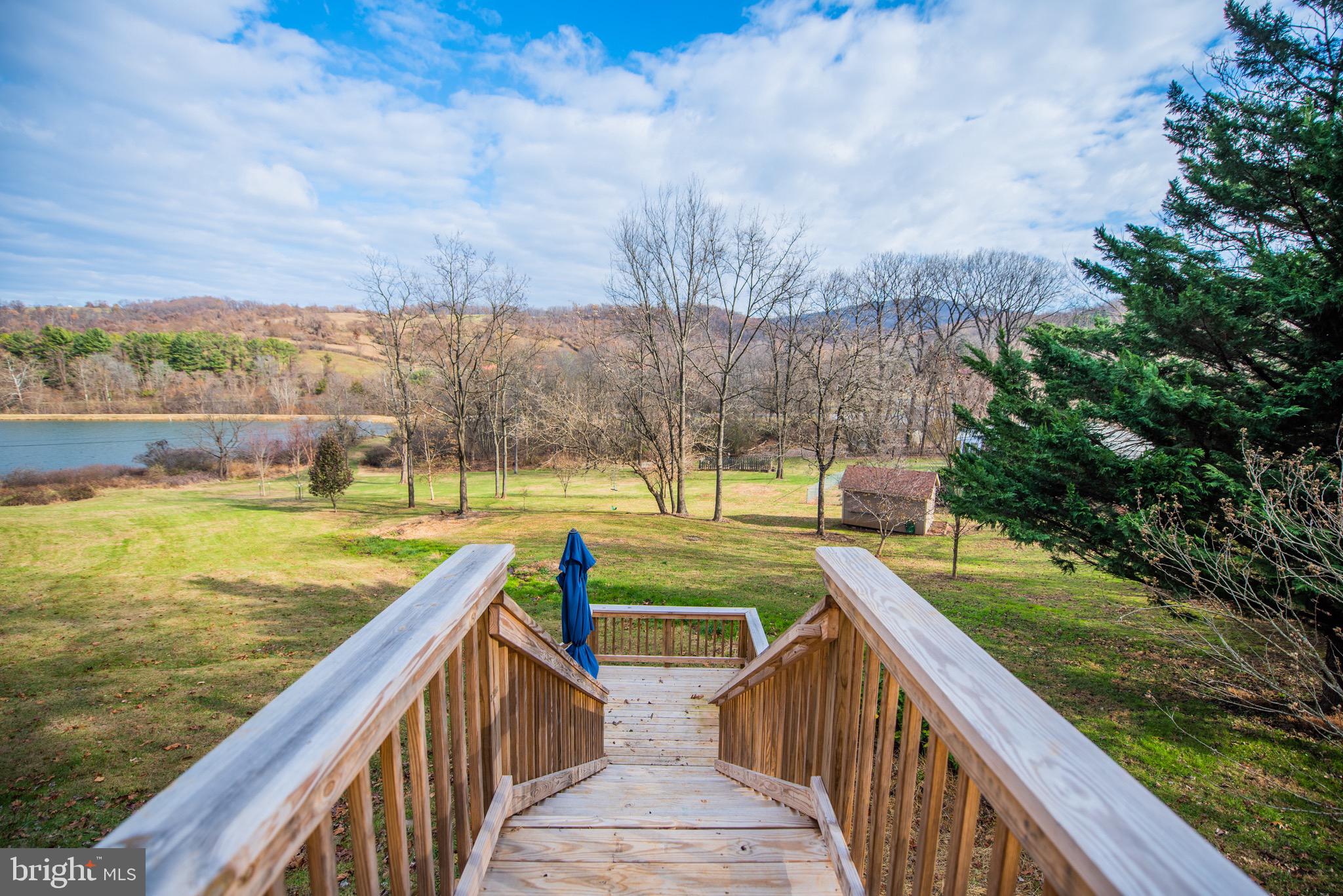 LAKE FRONT ROYAL - Residential
