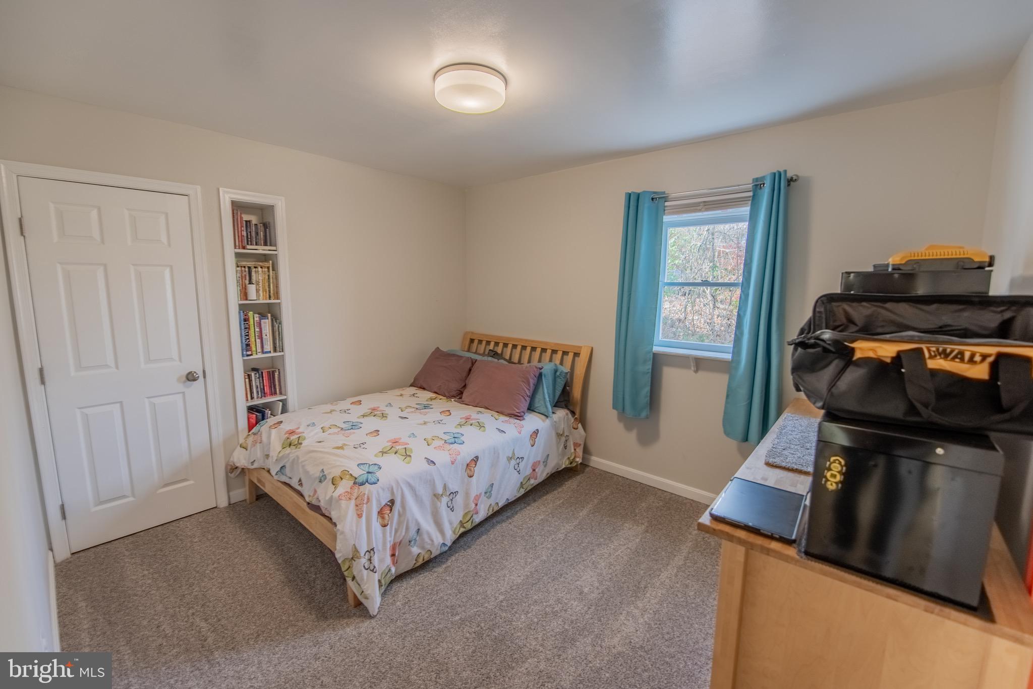 LAKE FRONT ROYAL - Residential