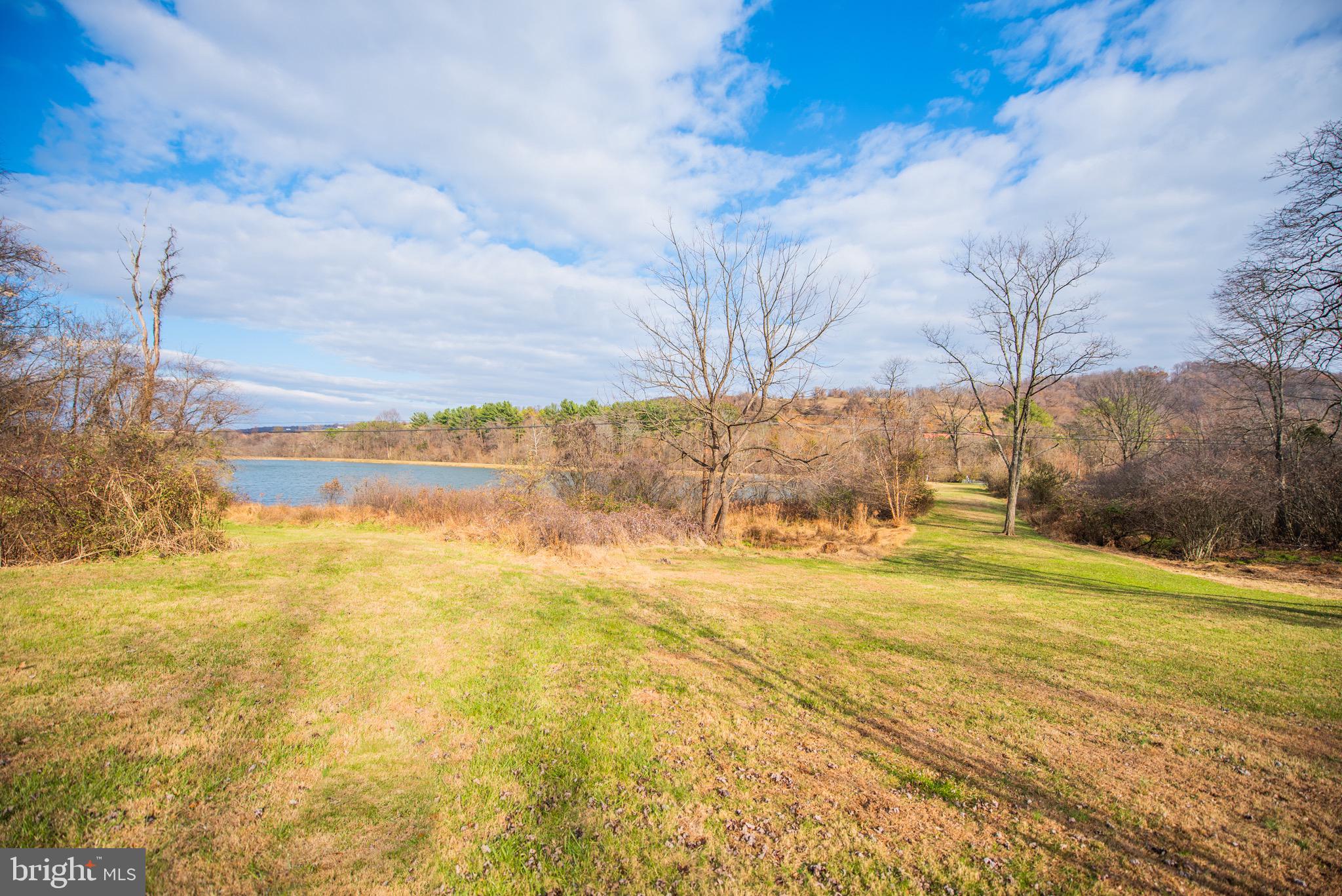 LAKE FRONT ROYAL - Residential