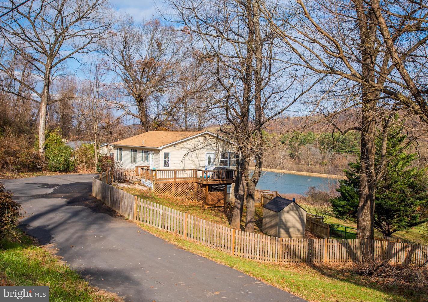 LAKE FRONT ROYAL - Residential