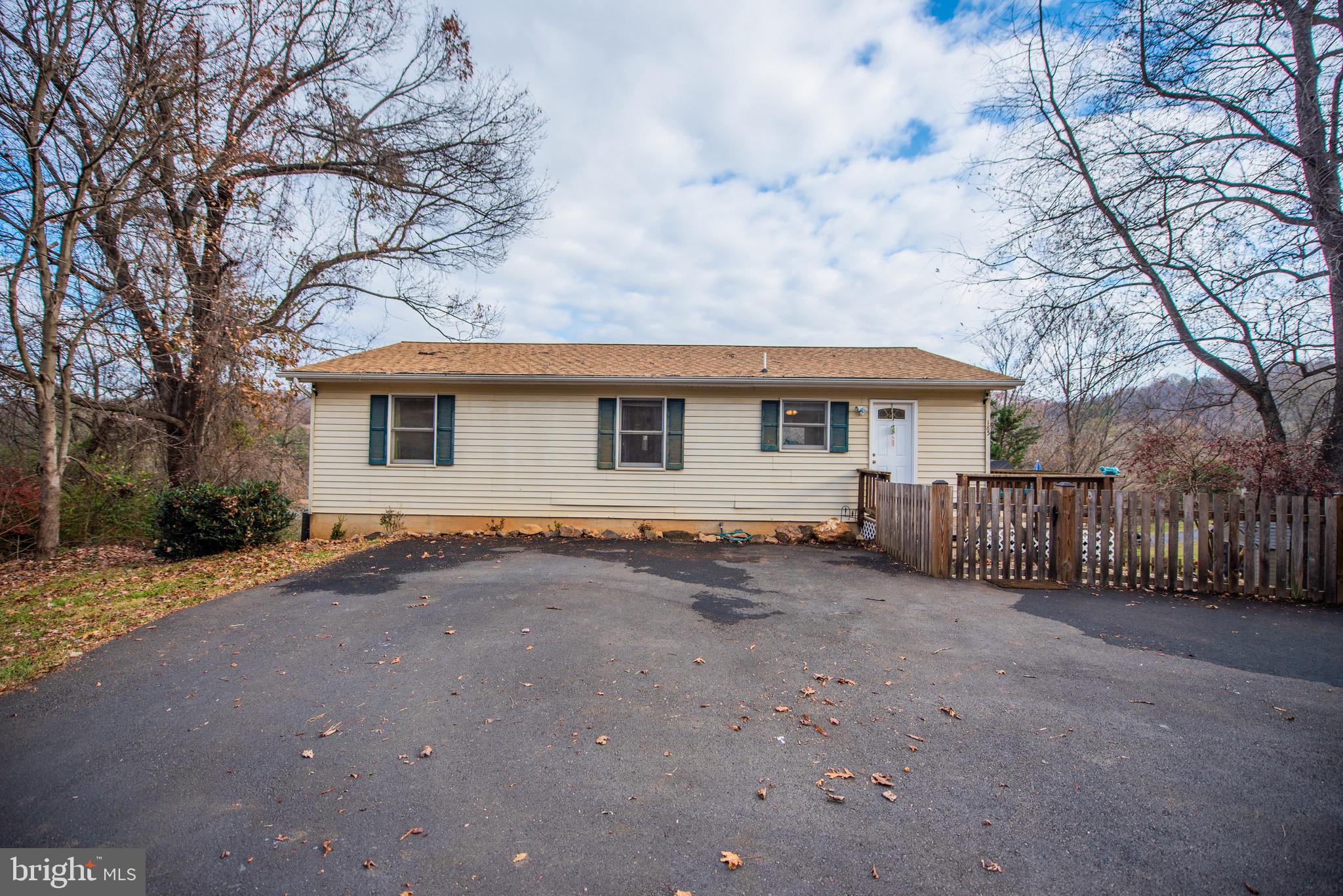 LAKE FRONT ROYAL - Residential