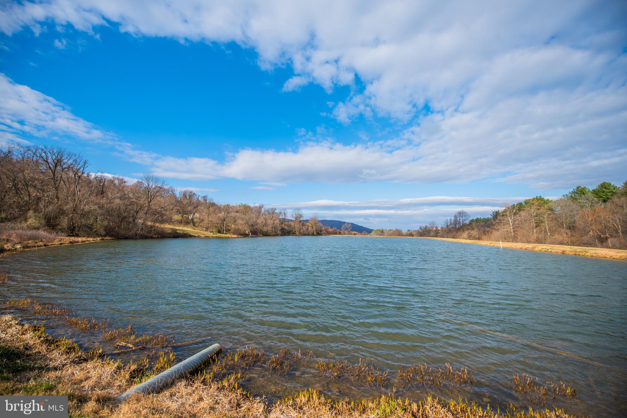 LAKE FRONT ROYAL - Residential