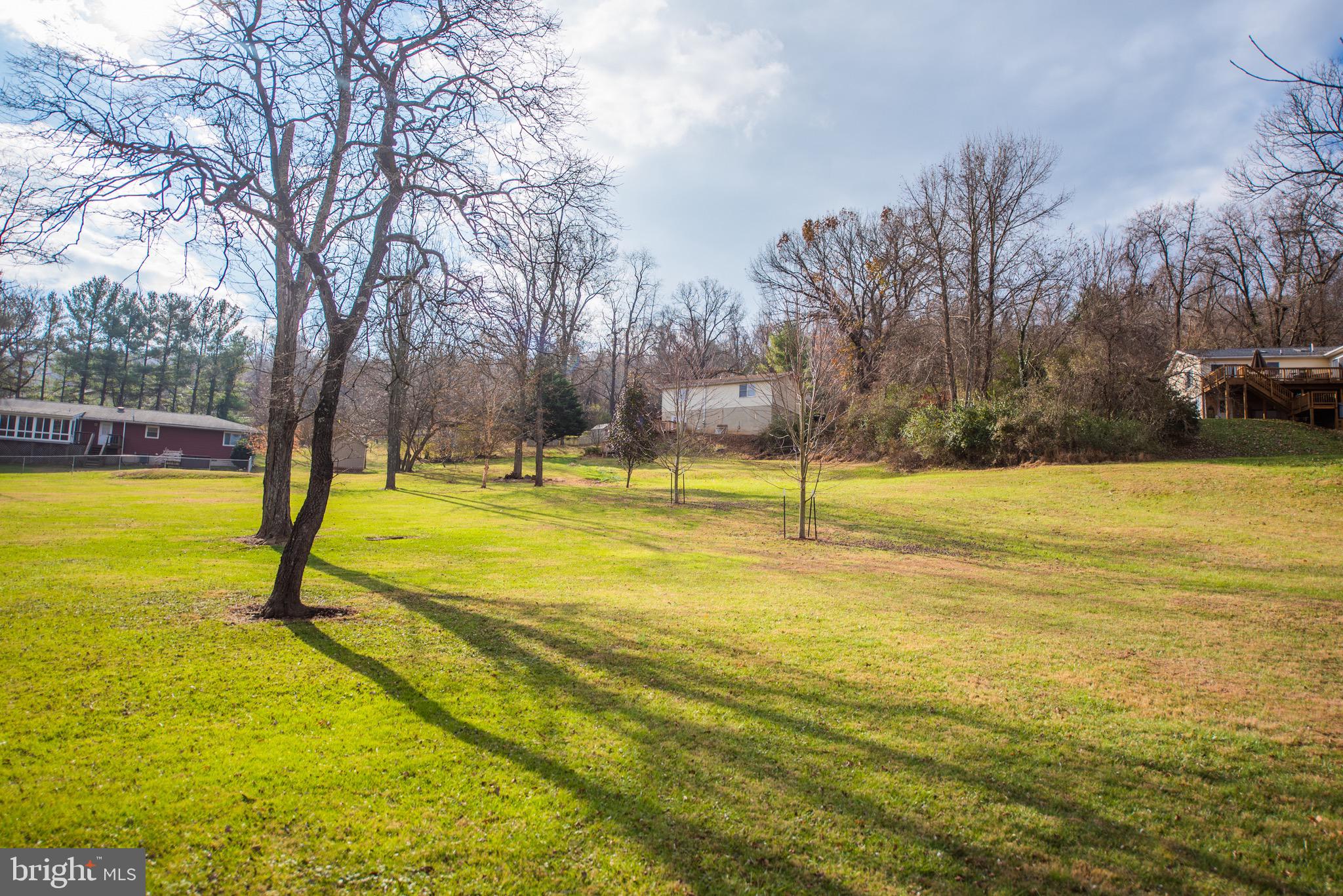 LAKE FRONT ROYAL - Residential