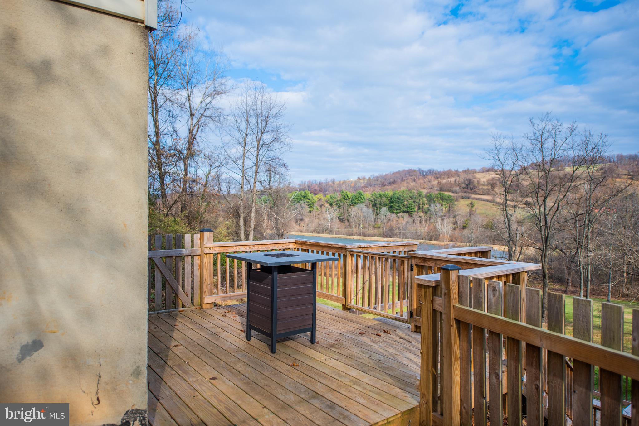 LAKE FRONT ROYAL - Residential