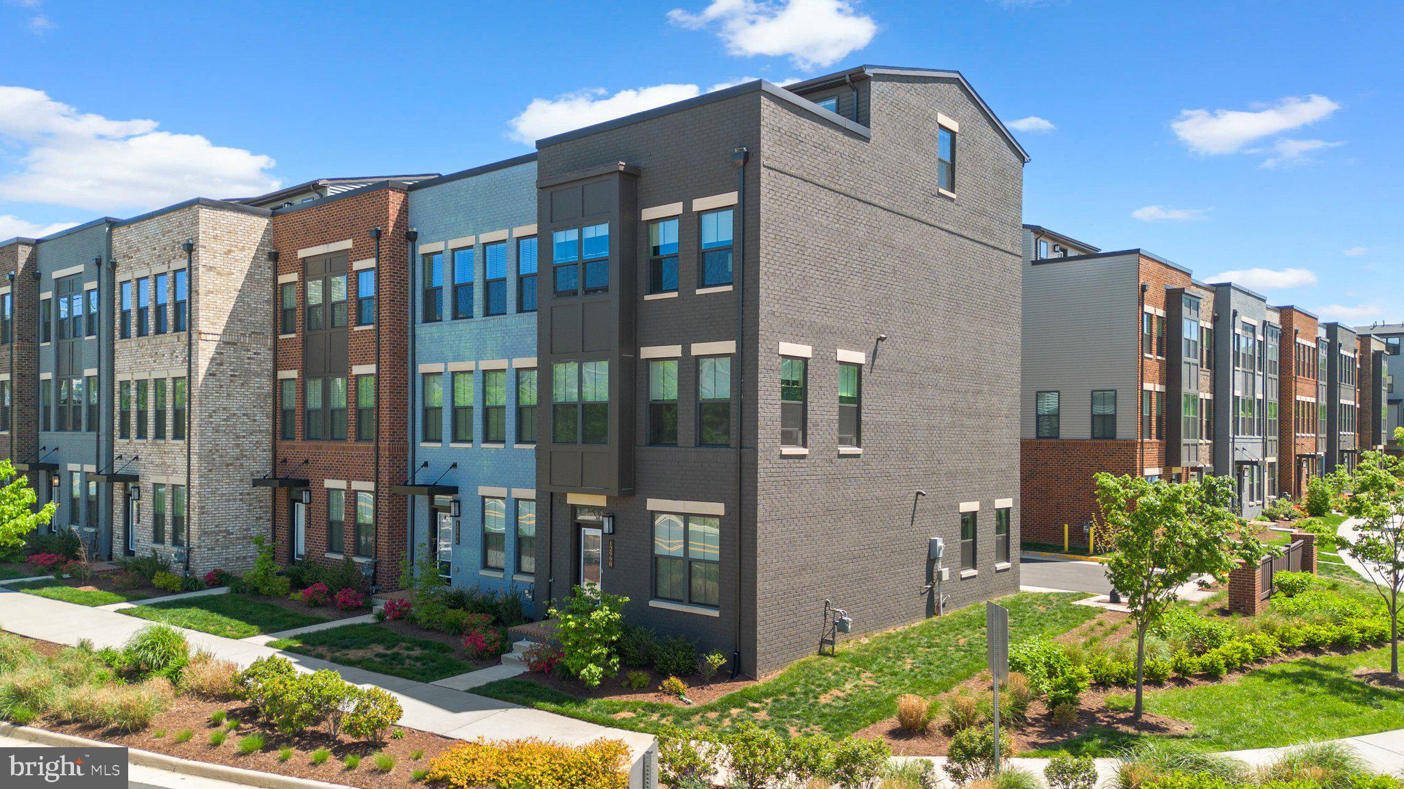 12998 HATTONTOWN SQUARE