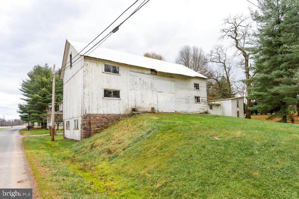 BRECKNOCK TOWNSHIP - Farm