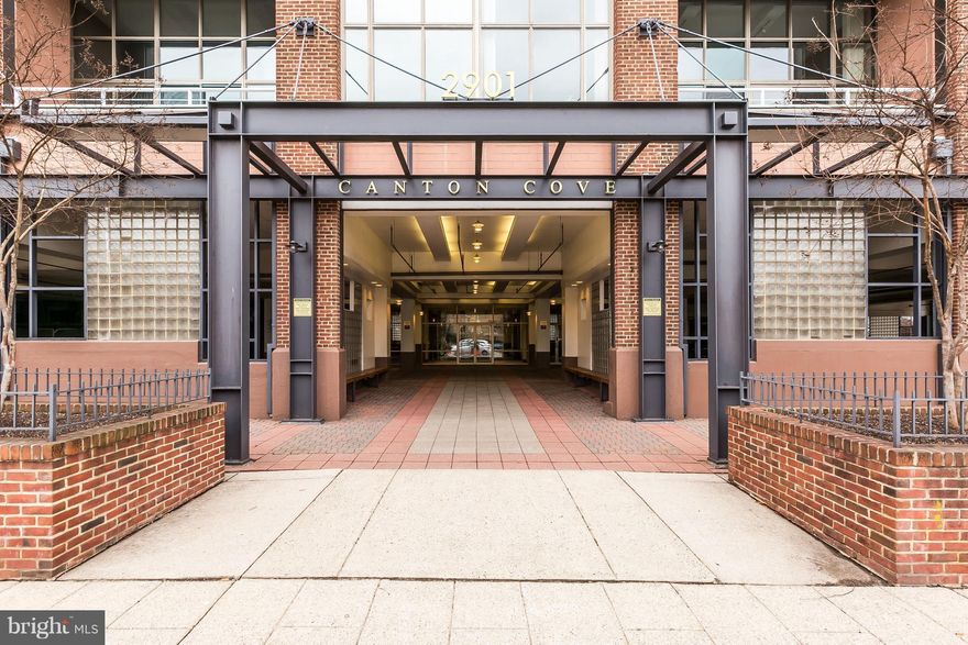 Stunning bi-level residence that boasts 2,881 sq ft & features:inviting entry,dramatic LR/DR w/wall of windows,17  ceilings,eco-burn fpl,gourmet kit w/eating area,sep DR,main level en-suite BR/BA,Powder Room, additional 3BRS & full BA on upper level,wd flrs,custom window treatments,abundant closets,balcony w/city &water views,2 pkg spaces,24 hr sec.Located in waterfront bldg at Harbor's edge.