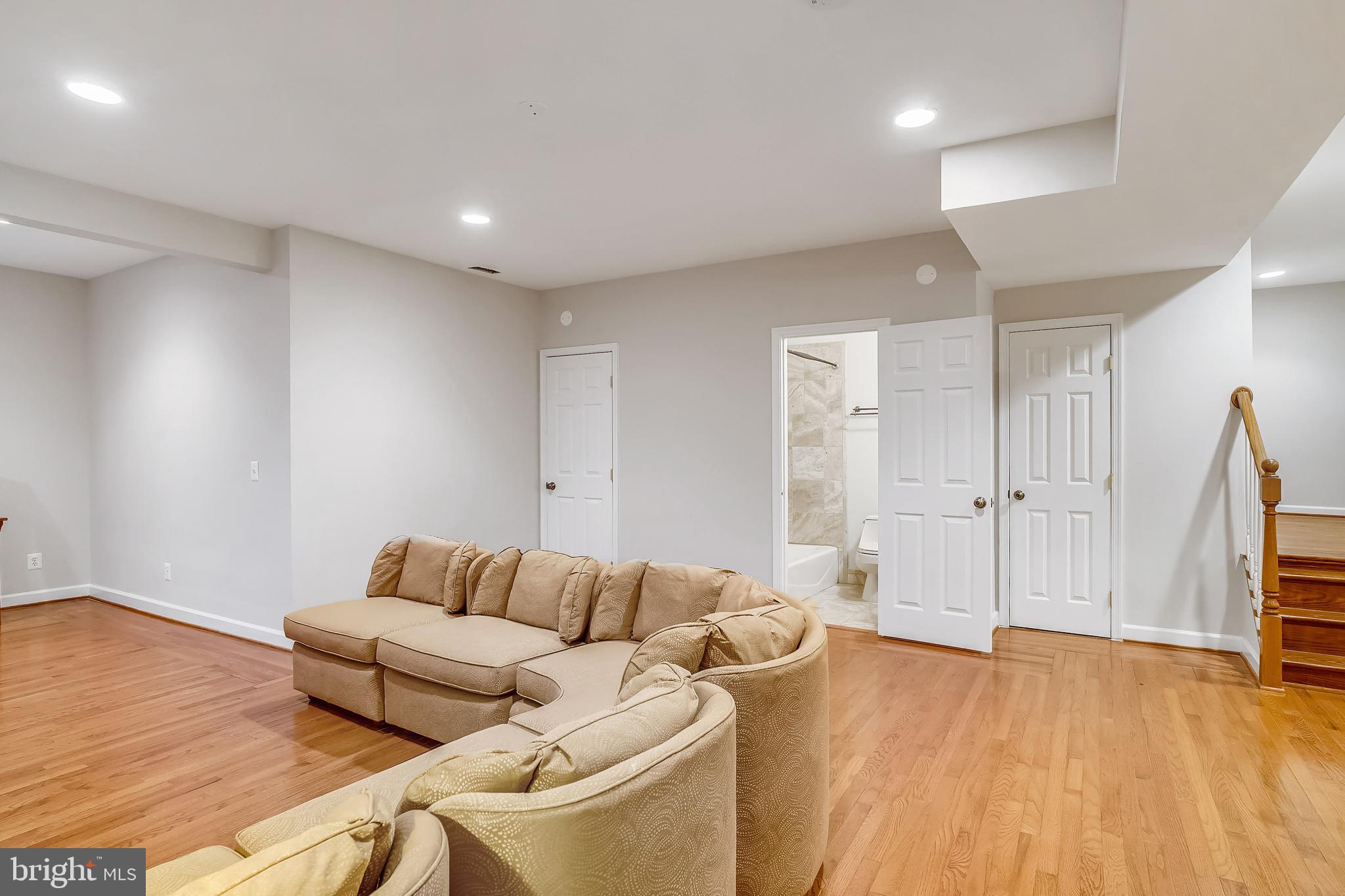 ROLLING KNOLLS - Residential