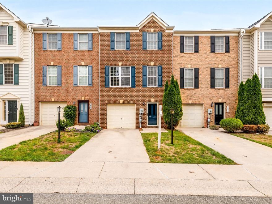 3BR/2.5BA Townhome in Seneca Ridge – USDA Eligible!
Spacious 3-level home with upgraded LVP flooring throughout. Entry-level rec room opens to a fenced yard & patio. Main level features a sunny kitchen with island, dining area with deck access, large living room & half bath. Upstairs offers an owner’s suite with walk-in closet & dual vanity bath plus 2 more bedrooms & full hall bath. Convenient location near schools, parks, shops, dining & commuter routes!