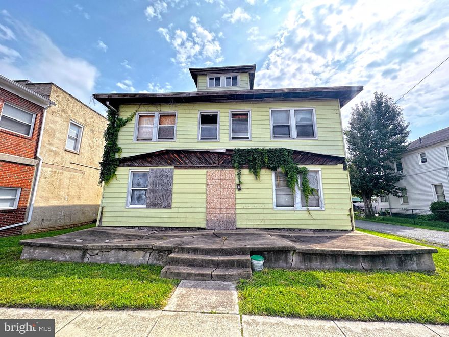 ONLINE AUCTION: Bidding begins 8/10 @ 10:00 AM. Bidding ends 8/14 @ 11:00 AM. List Price is Suggested Opening Bid. This 2 detached home is located in Dundalk, Maryland. Nearby attractions include Sollers Point Multi-Purpose Center, Turner Station Park, and Peach Orchard Park. Enjoy shopping and dining at Dundalk Plaza and Danville Square Shopping Center. Property is Vacant. Easy Access to Major Traffic Artery 695. See below for more information. Deposit: $5,000.