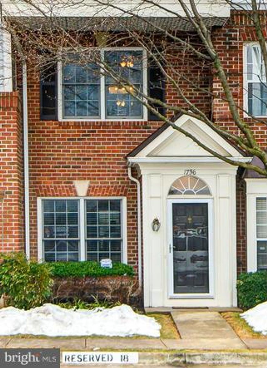 OPEN  SUN 4/13 1-4 LARGEST HOME IN KINGSGATE, 1426 SQ.FT. W/PATIO.OPEN & BRIGHT. MAIN LEVEL W/L.R. ,WOOD FLRS,D.R.,FAMILY RM W/GAS FIREPLACE, BUILT-IN BOOKCASES,9 FT. CEILINGS,  POWDER RM. TWO MASTER SUITES, JACUZZI, SEPARATE SHOWER. UPDATED WINDOWS, WATER HEATER, FURNACE, AC, APPL., BATHS, KIT.W/GRANITE & SS APPL., WALK TO SHOPS & BIKE PATH, & SHIRLINGTON. HOME WARRANTY OFFERED! EZ COMMUTER BUS